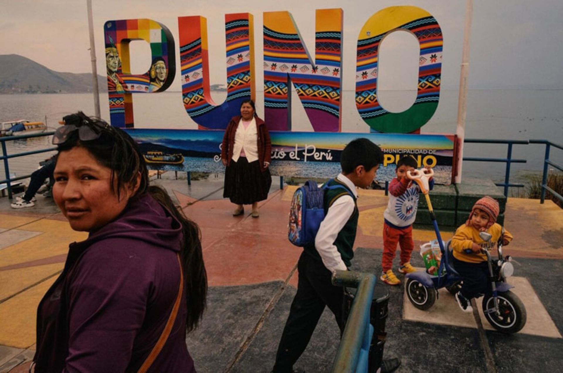  مردم محلی در کنار دریاچه