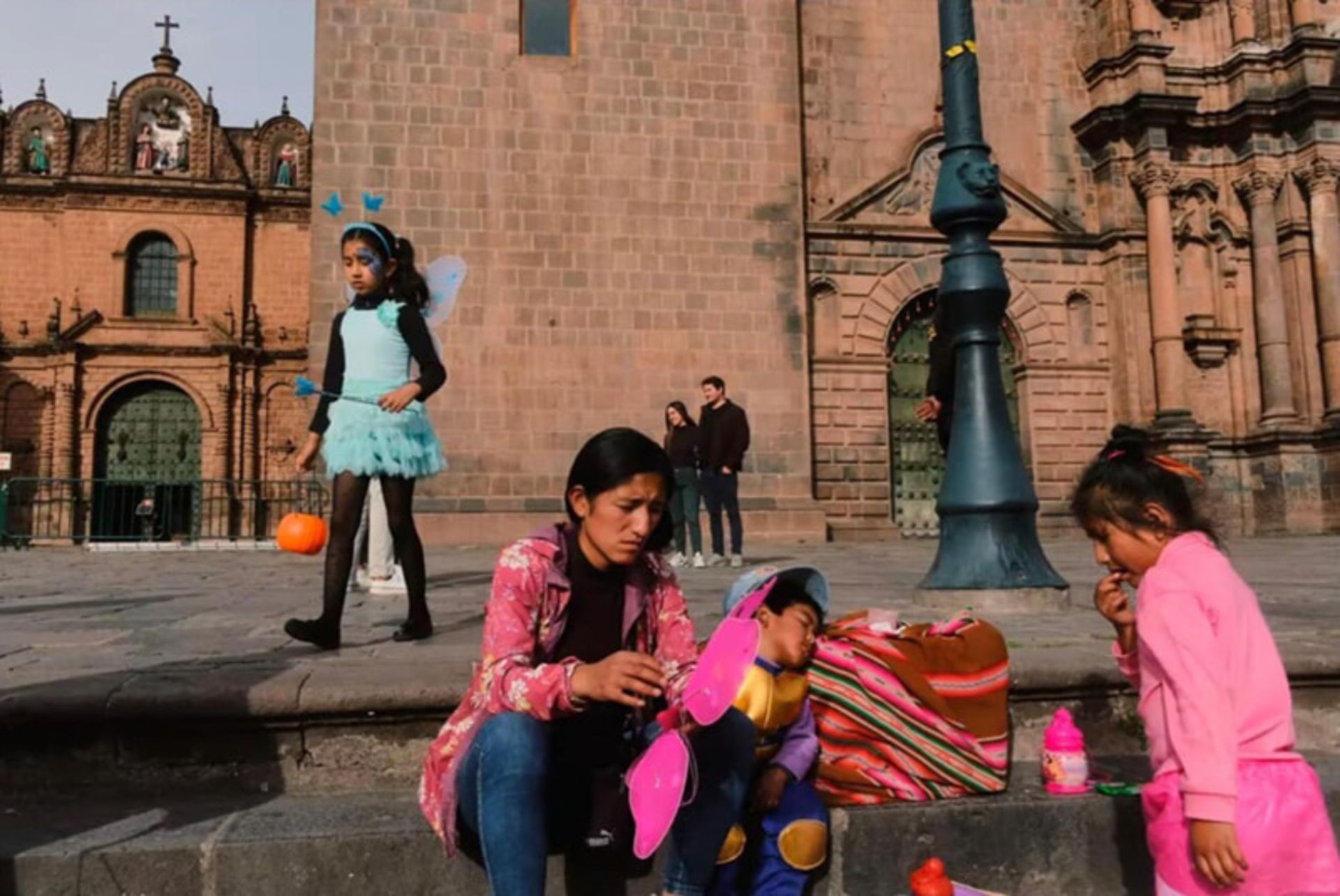 زنان و کودکان کنار بنای قدیمی