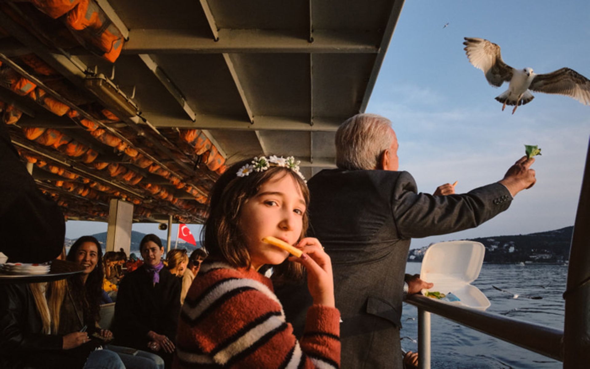 مردم در کشتی