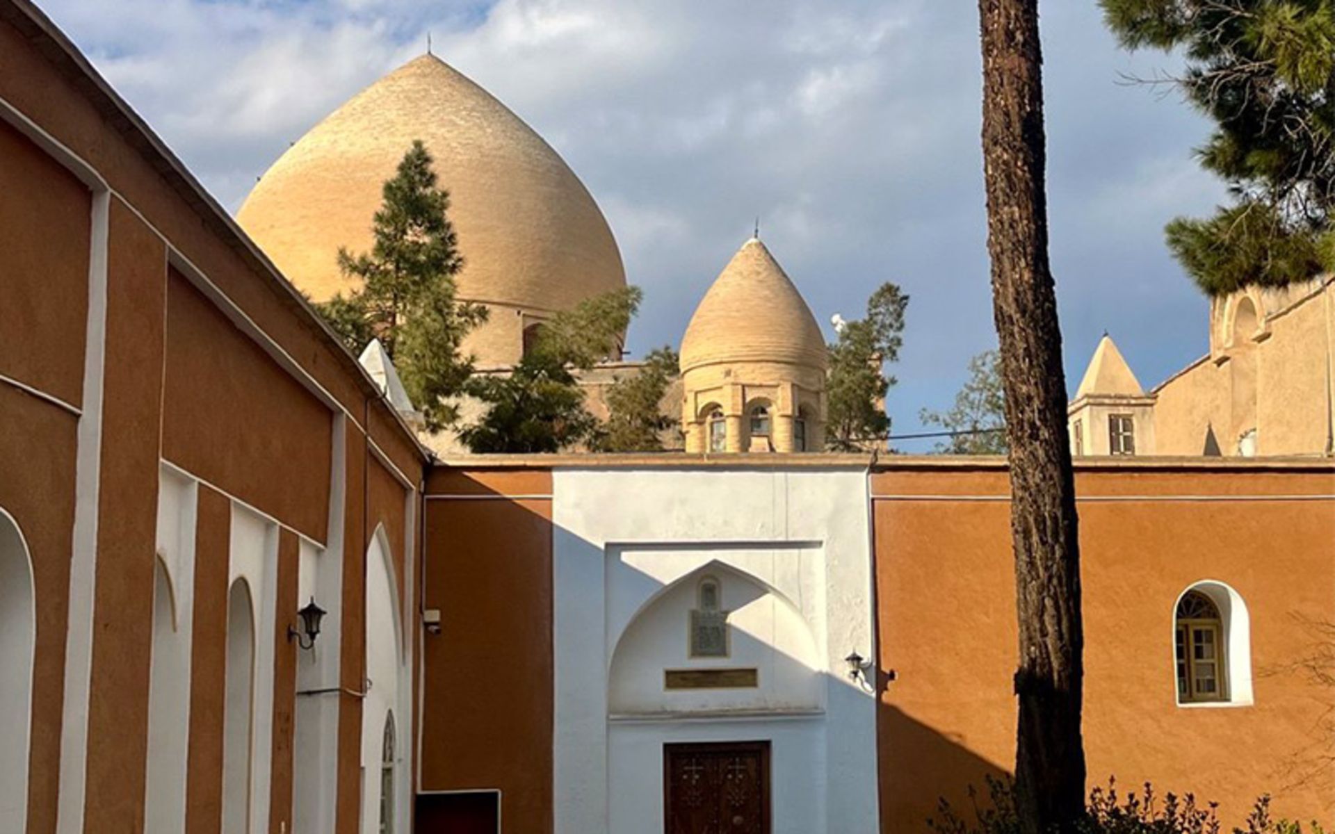 حیاط کلیسای هاکوپ مقدس