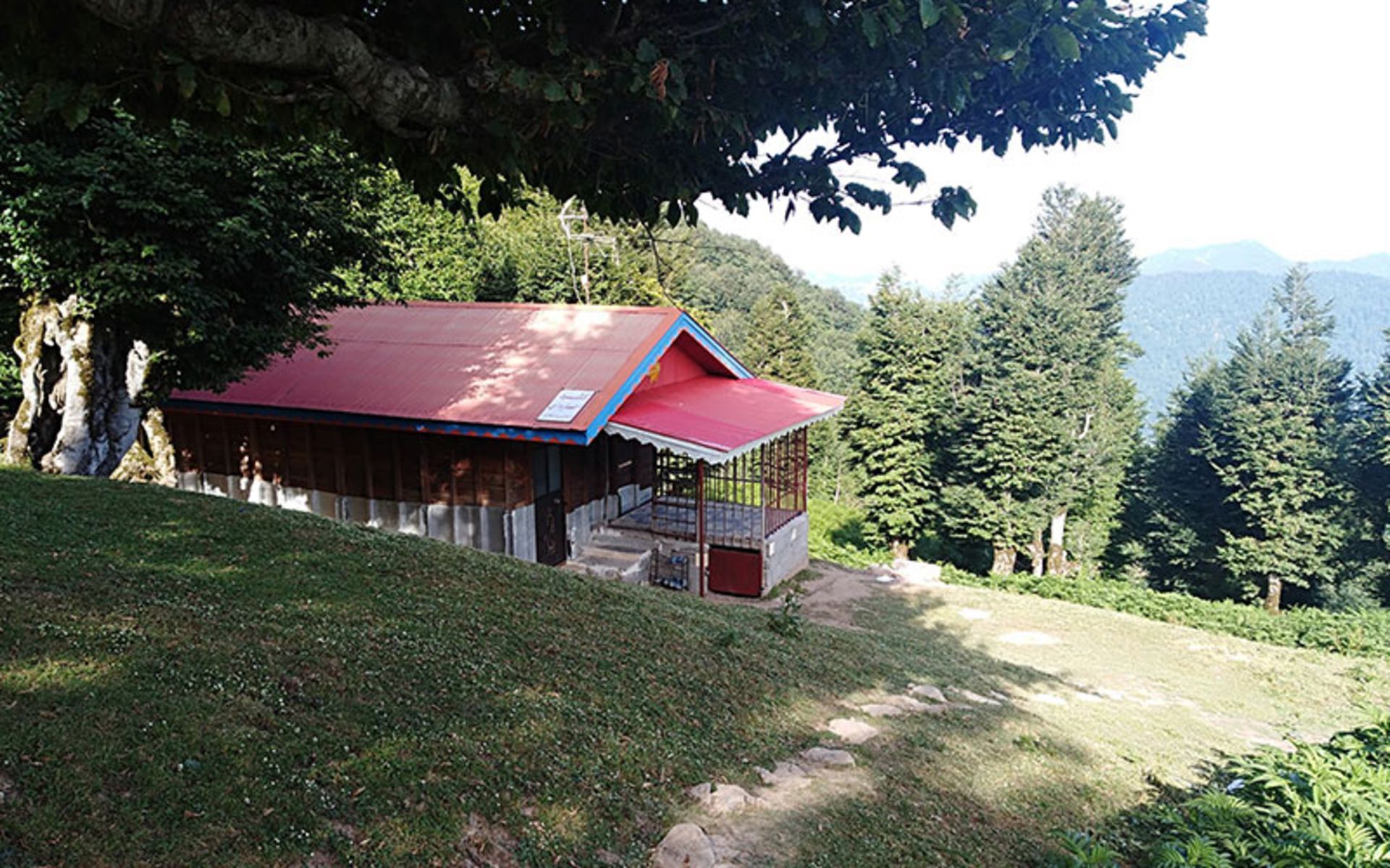 کلبه چوبی تلارگاه