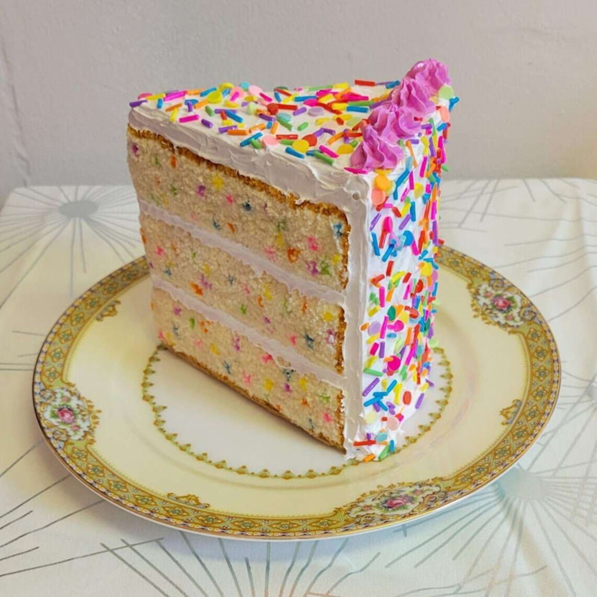 کیک مصنوعی با تزیین ترافل های رنگی