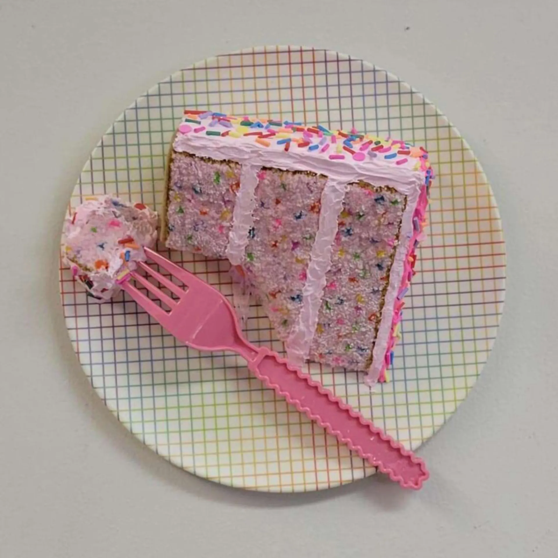 برش واقع گرایانه از کیک صورتی