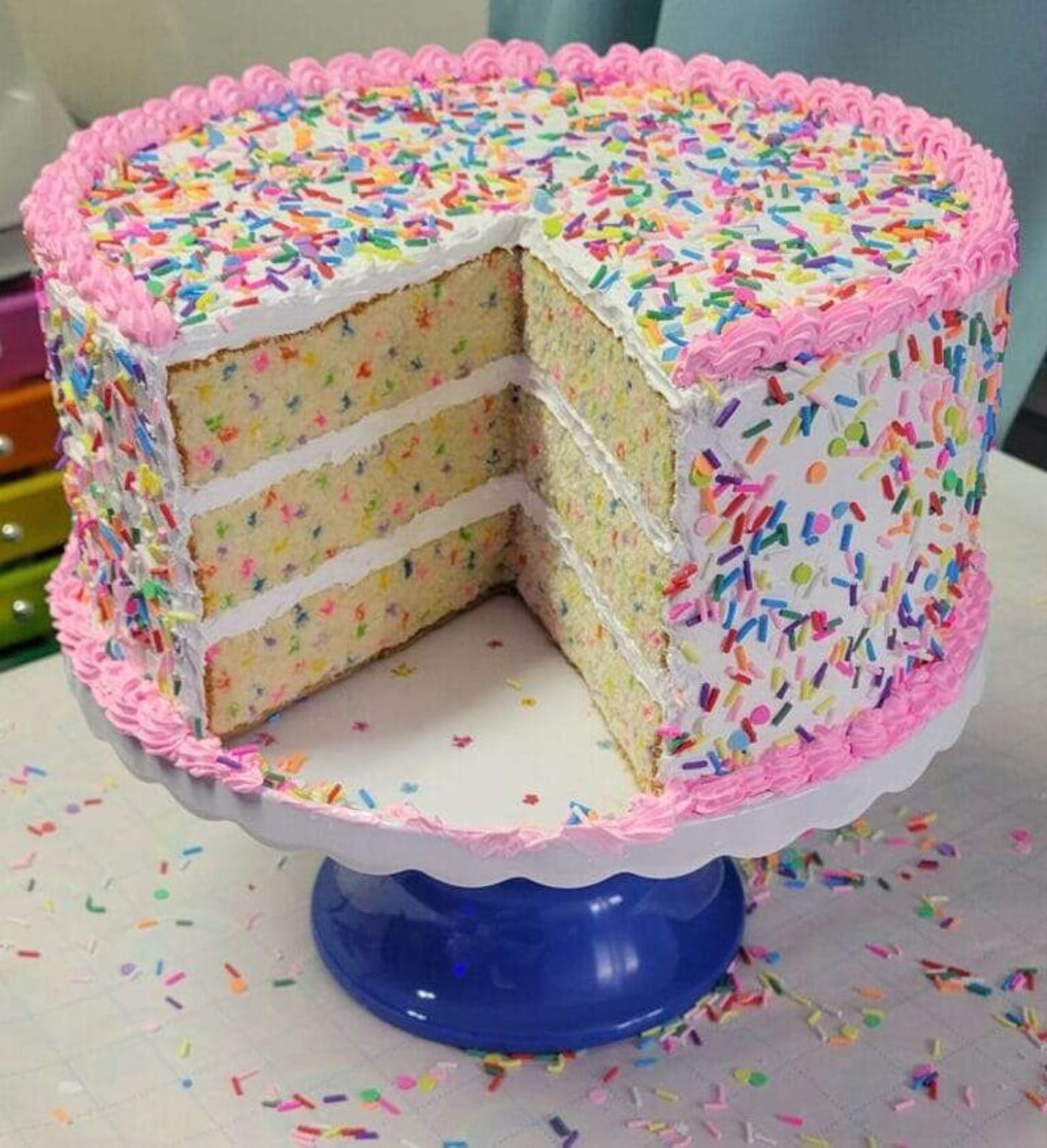 مجسمه کیک تولد واقع گرایانه