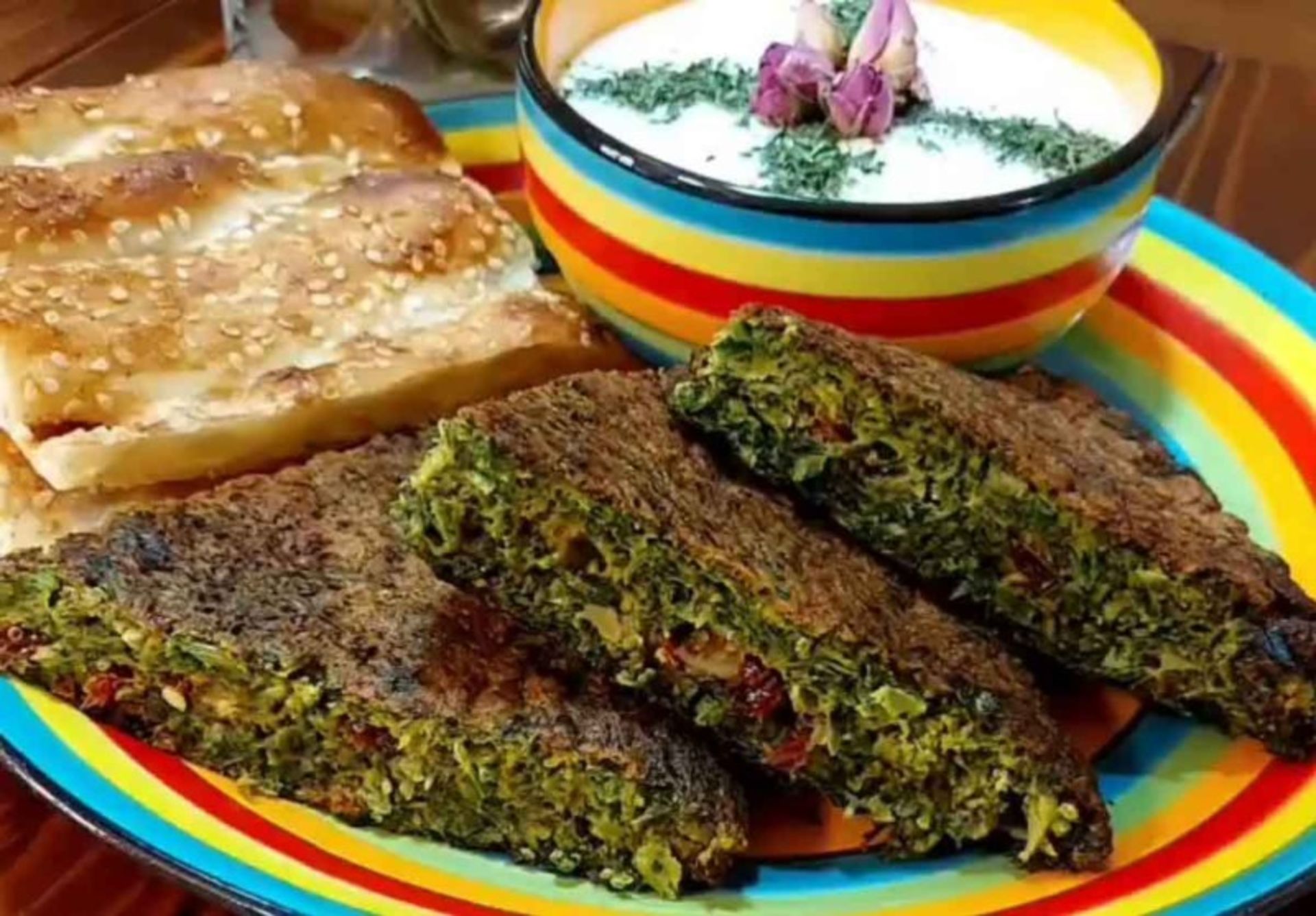 در سفرهای تابستانی چه غذایی با خود ببریم؟ 3 کوکو سبزی با نان