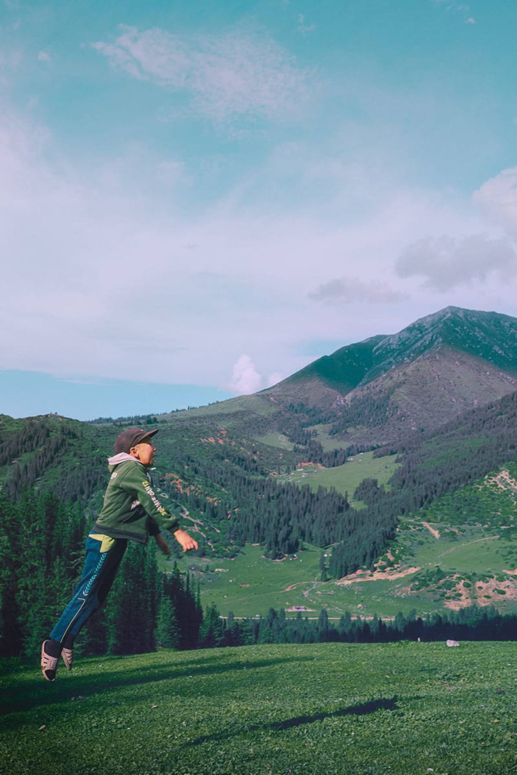 بازی پسر بچه در دشت های قرقیزستان