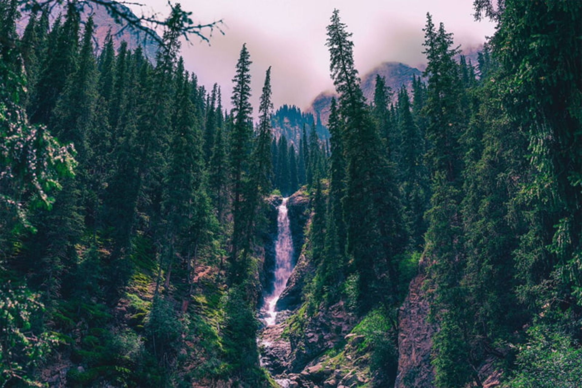 آبشار باریک در کوه‌های قرقیزستان