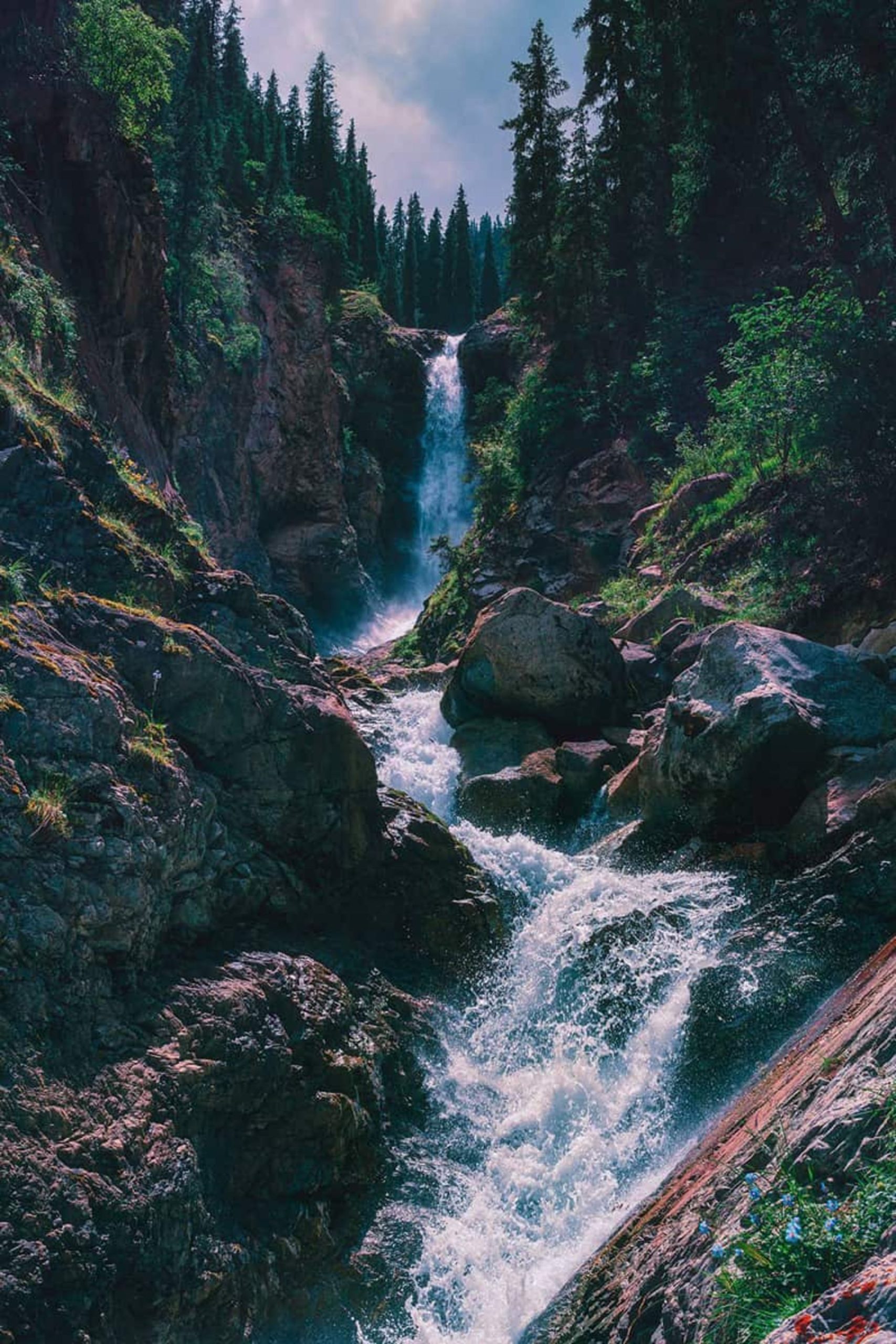 جریان خروشان آبشار در میان صخره‌ های قرقیزستان