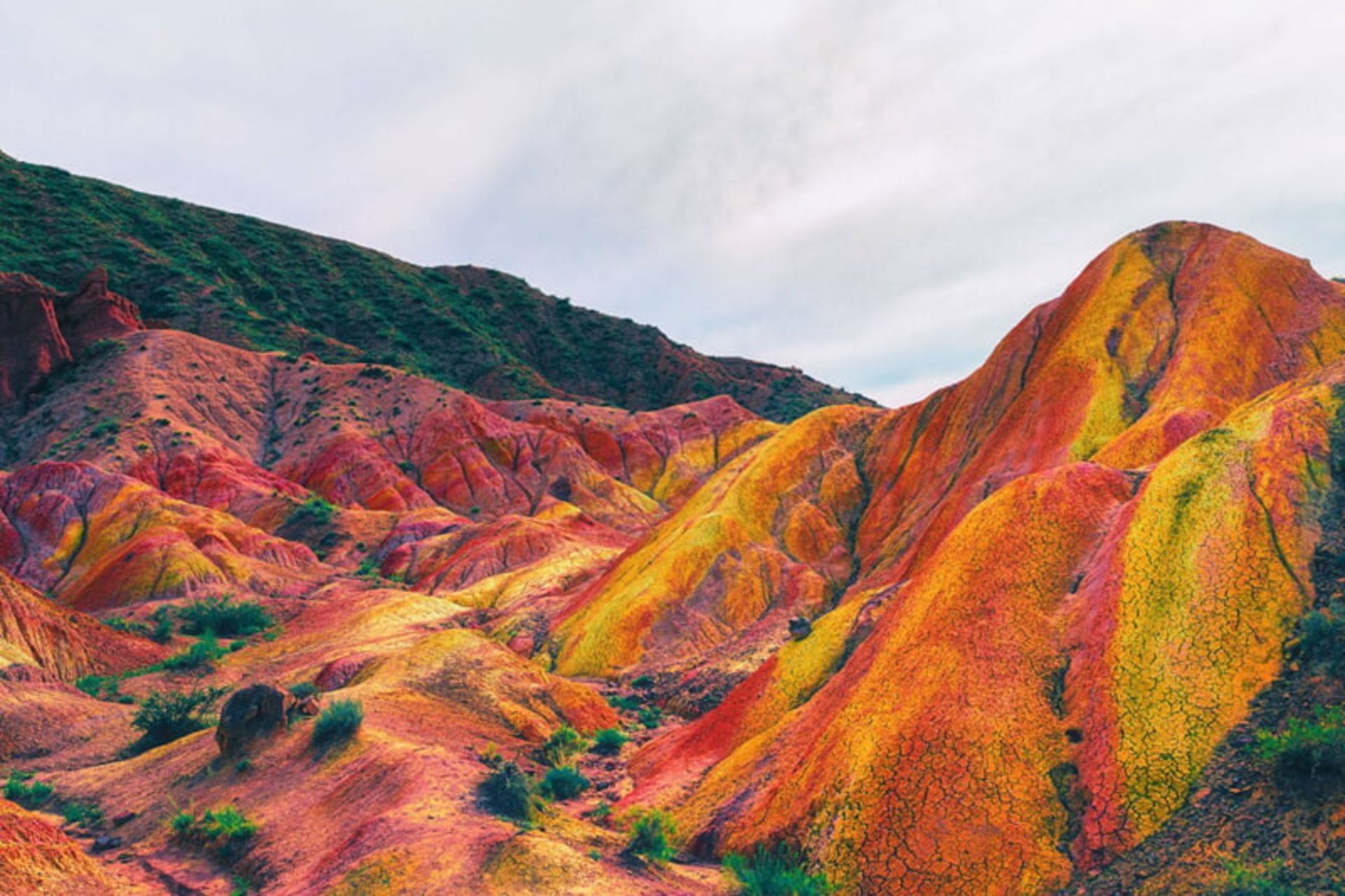 چشم‌ انداز رنگارنگ تپه‌ ها و دره‌ های قرقیزستان