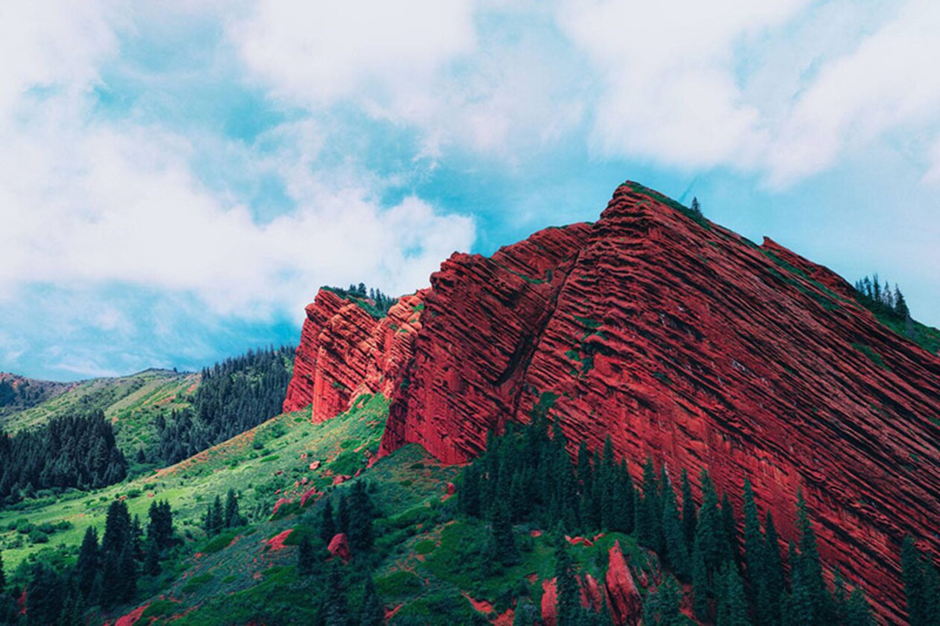 کوهستان سرخ و سبز قرقیزستان