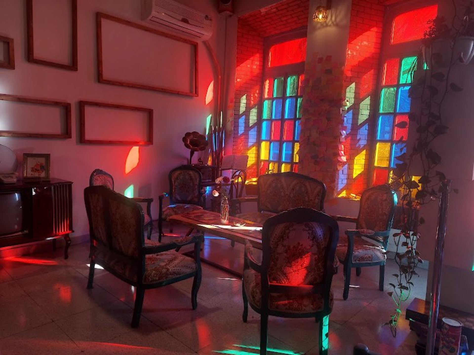 فضای داخلی کافه ویولن