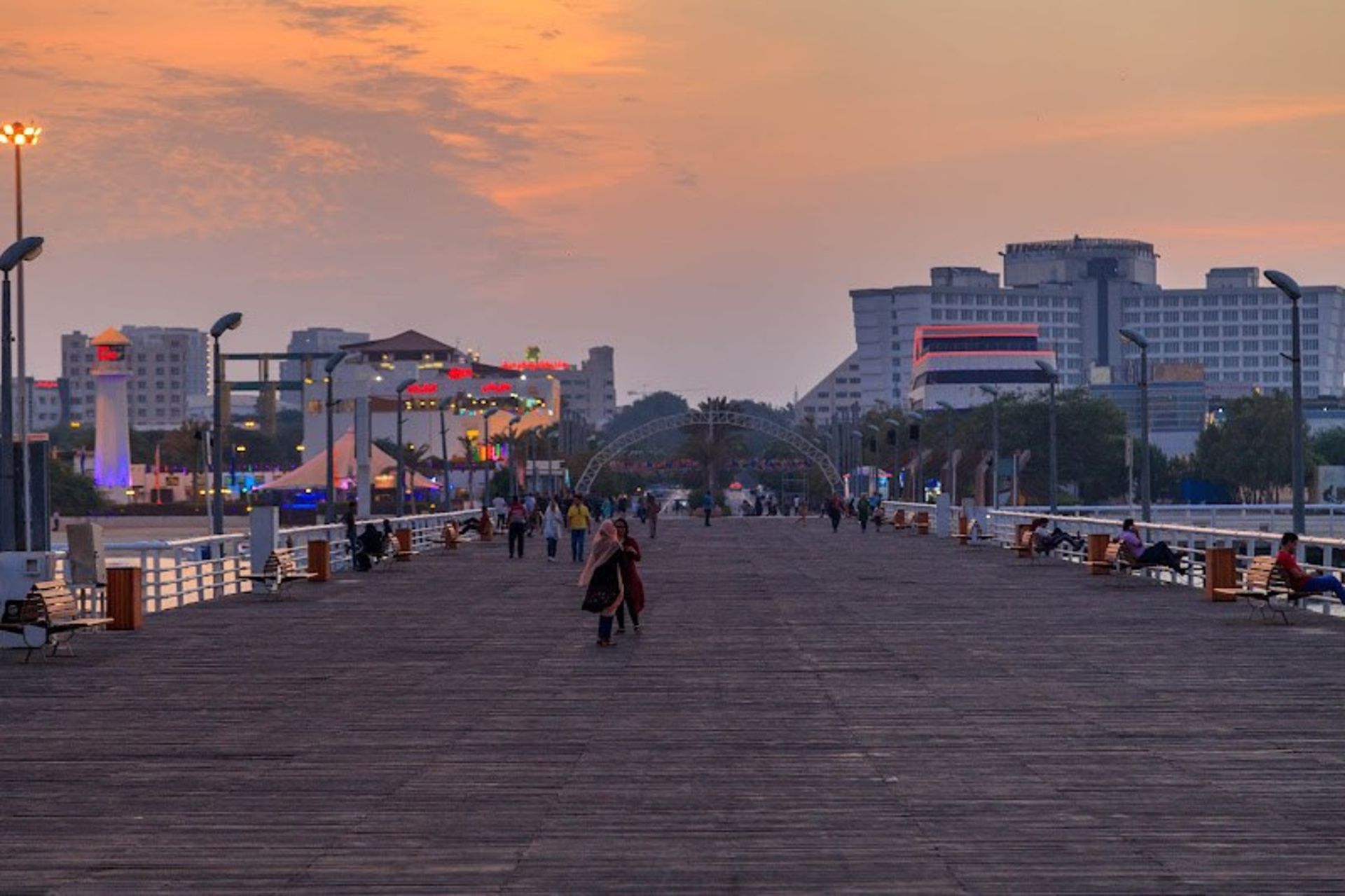 گردشگران در اسکله کیش