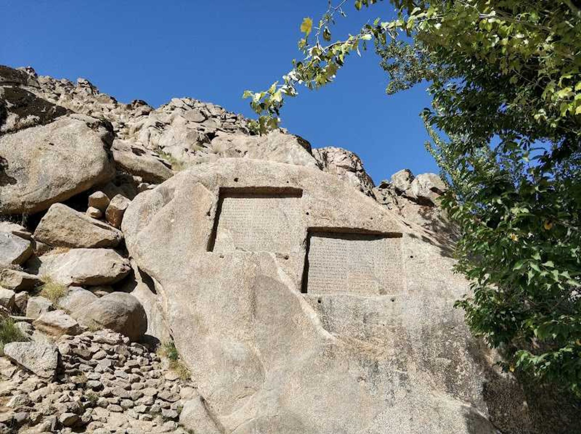 کتیبه گنجنامه روی کوه