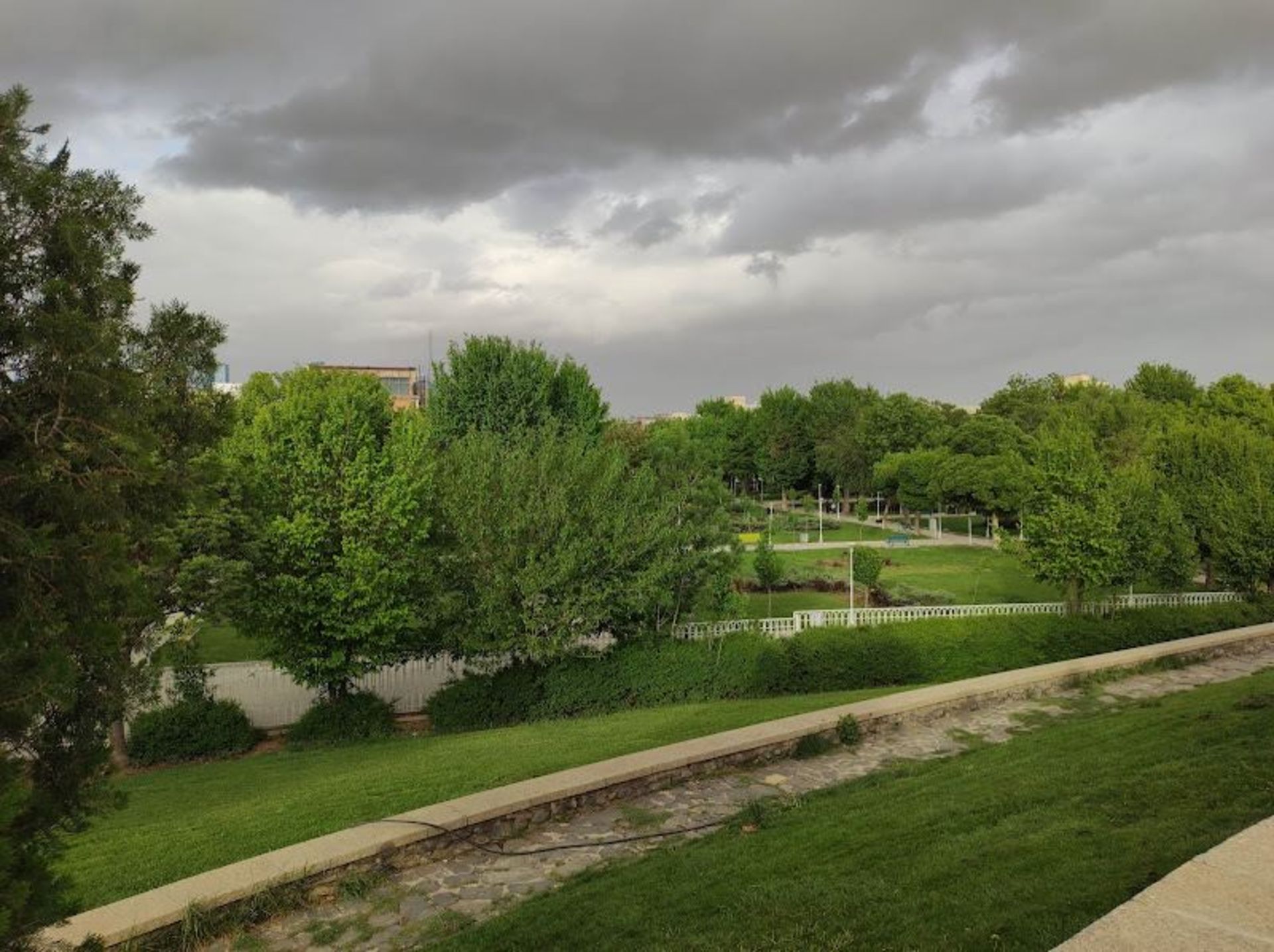 فضای سبز آرامگاه باباطاهر عریان همدان