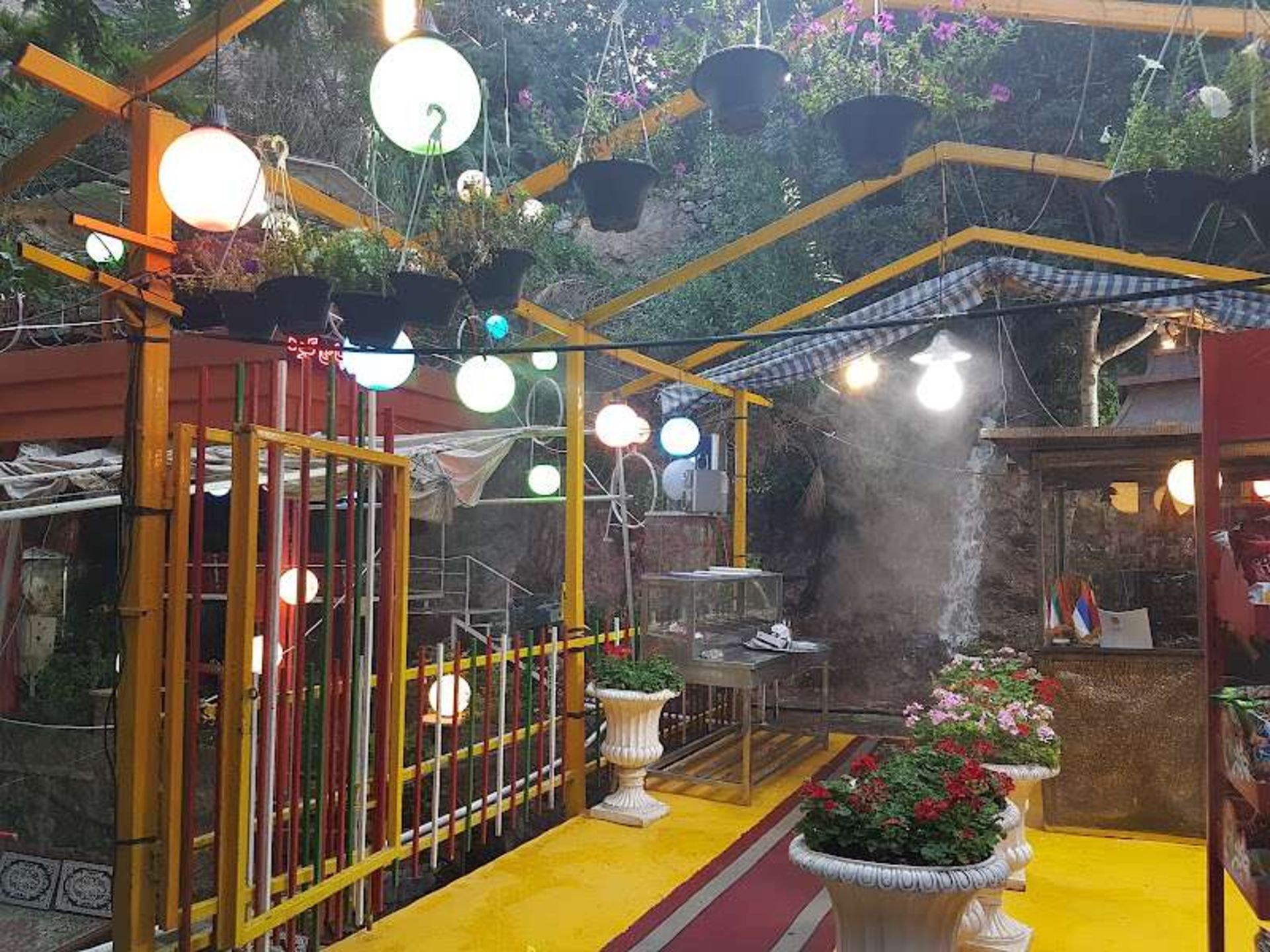 دکوراسیون رستوران پای کوه دربند