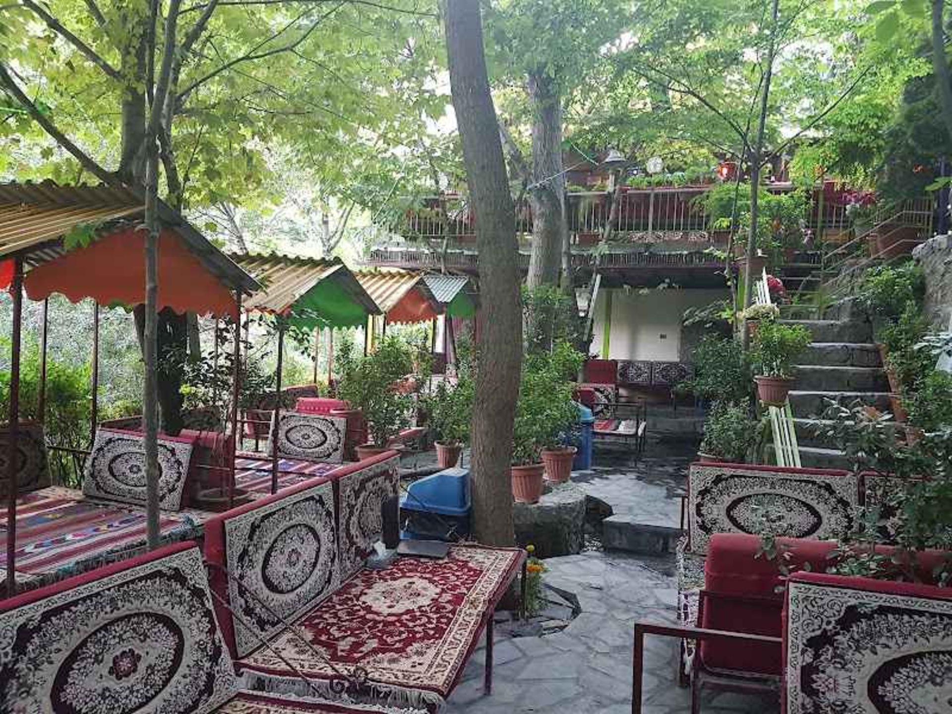 تخت های رستوران جویبار دربند