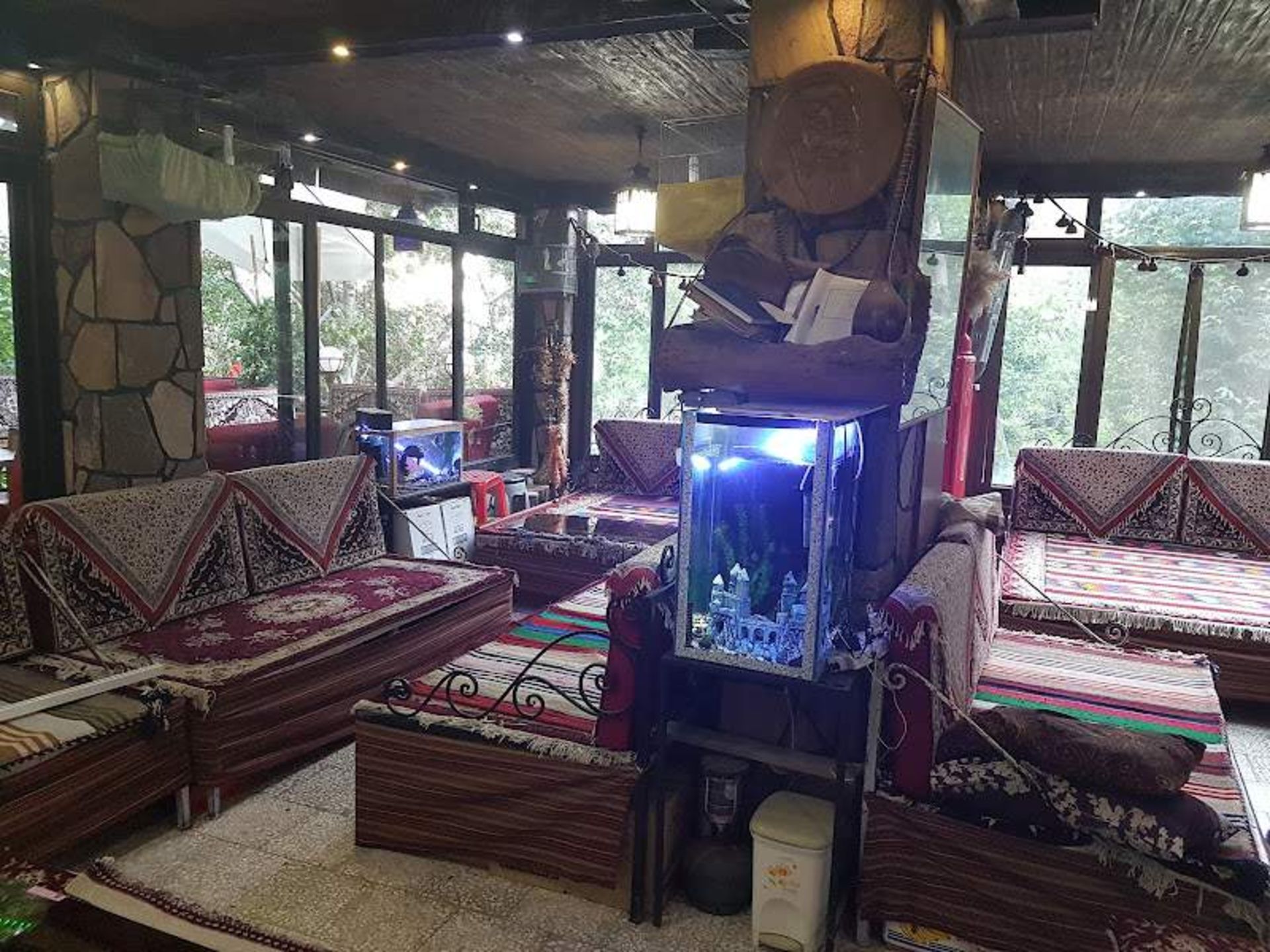 فضای سرپوشیده رستوران جویبار دربند