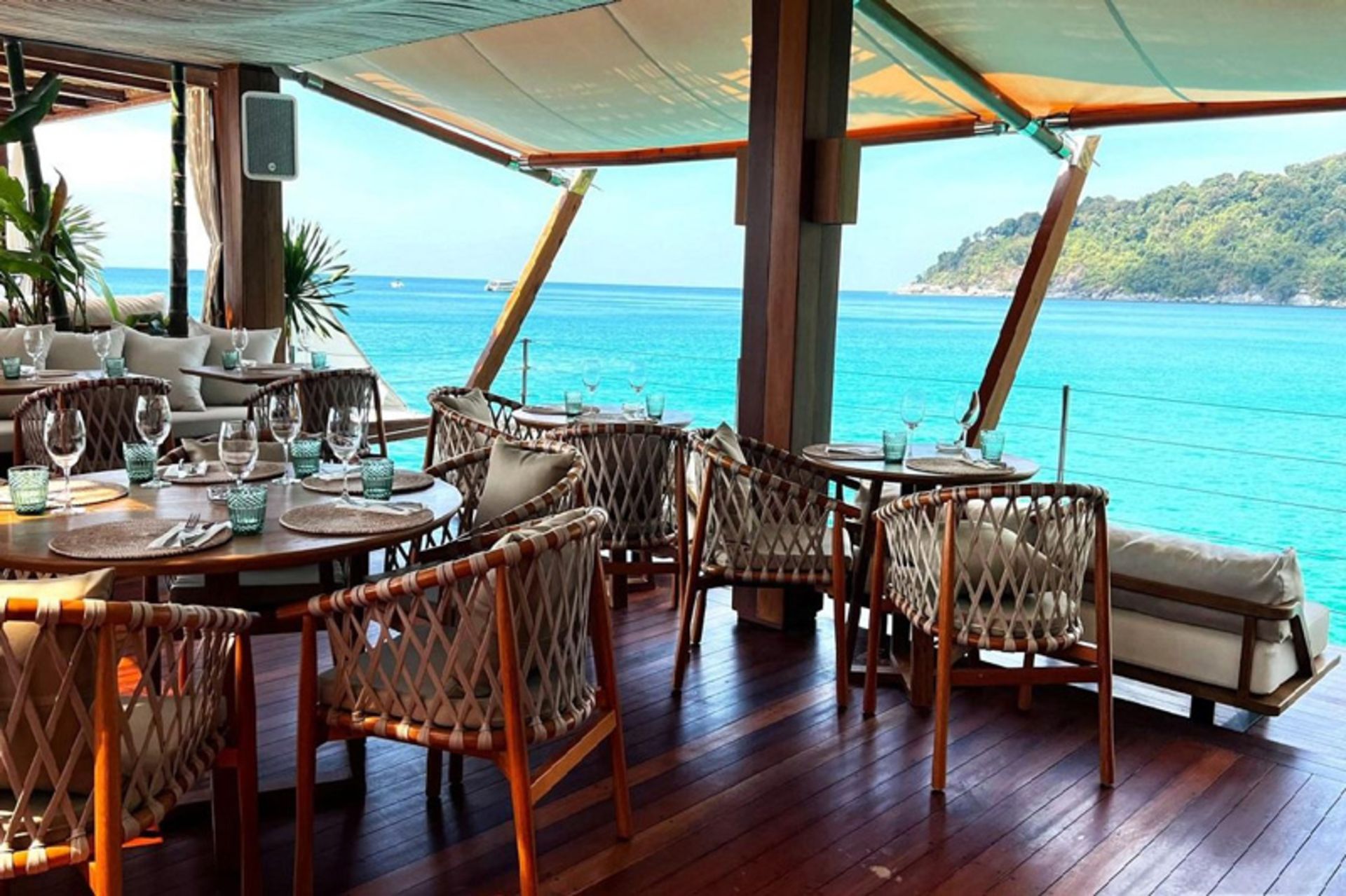 کافه تریای کلاب یونا