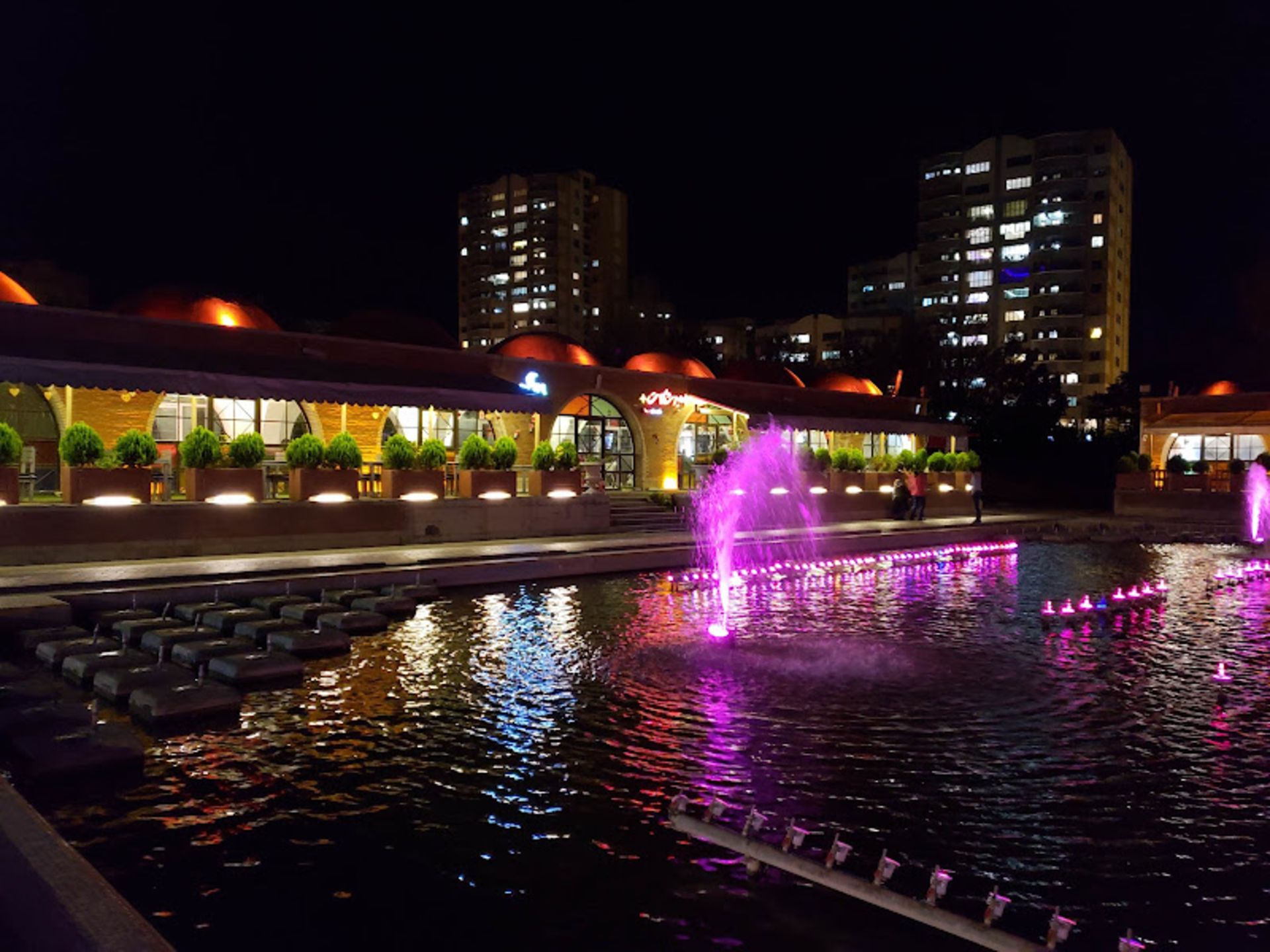 پارک موزیکال ولیعصر تبریز در شب