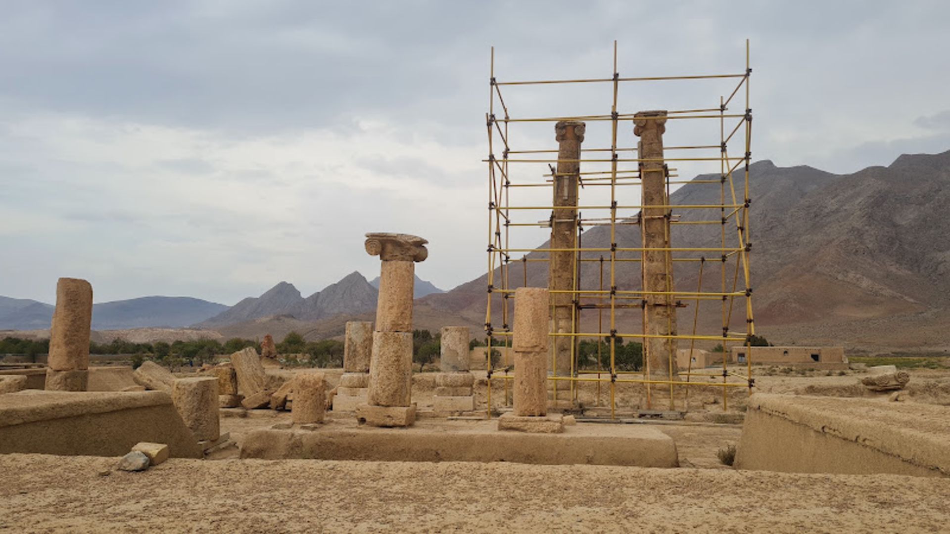 ستون های محوطه تاریخی خورهه