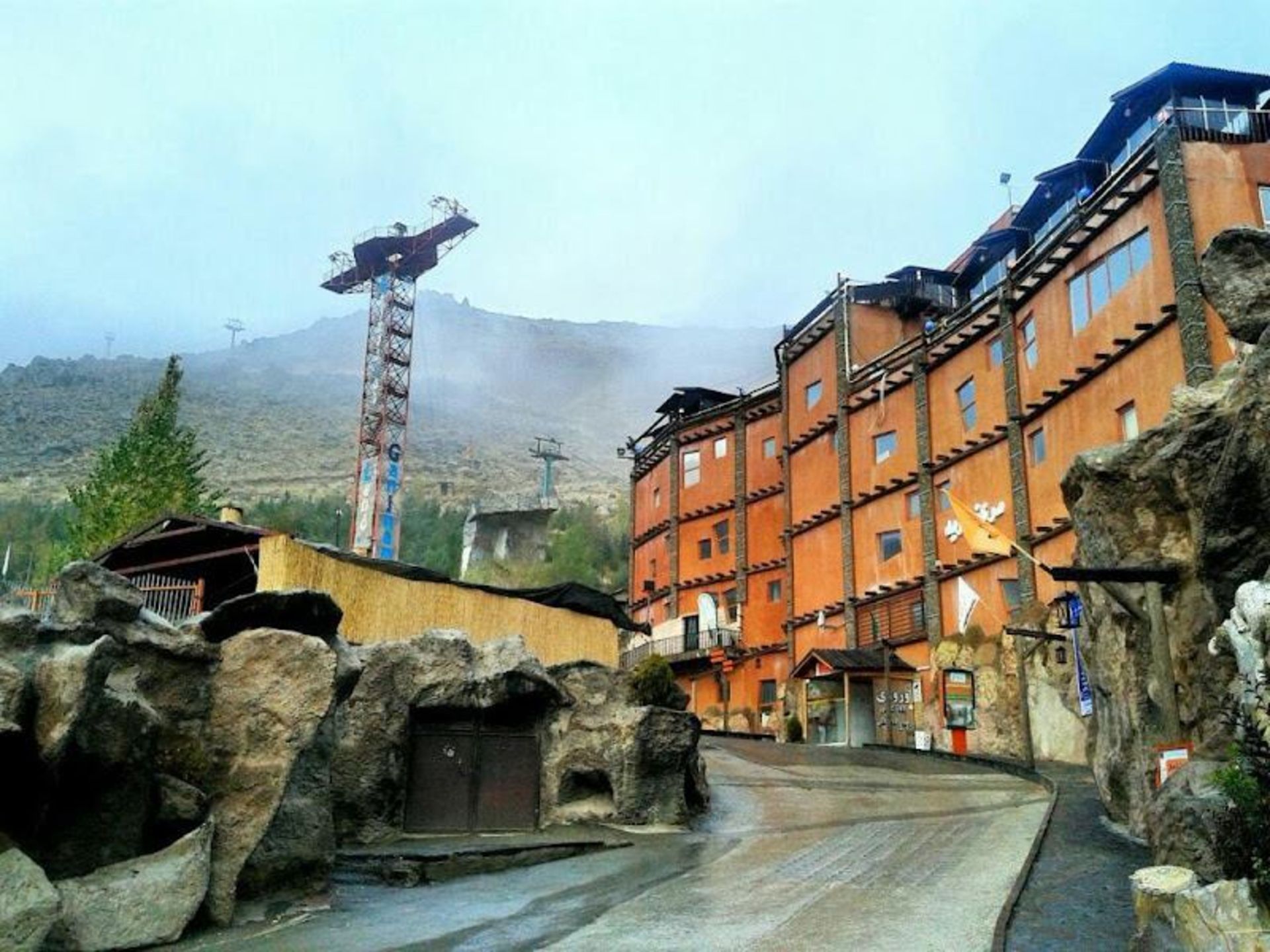 دهکده توریستی گنجنامه در بهار