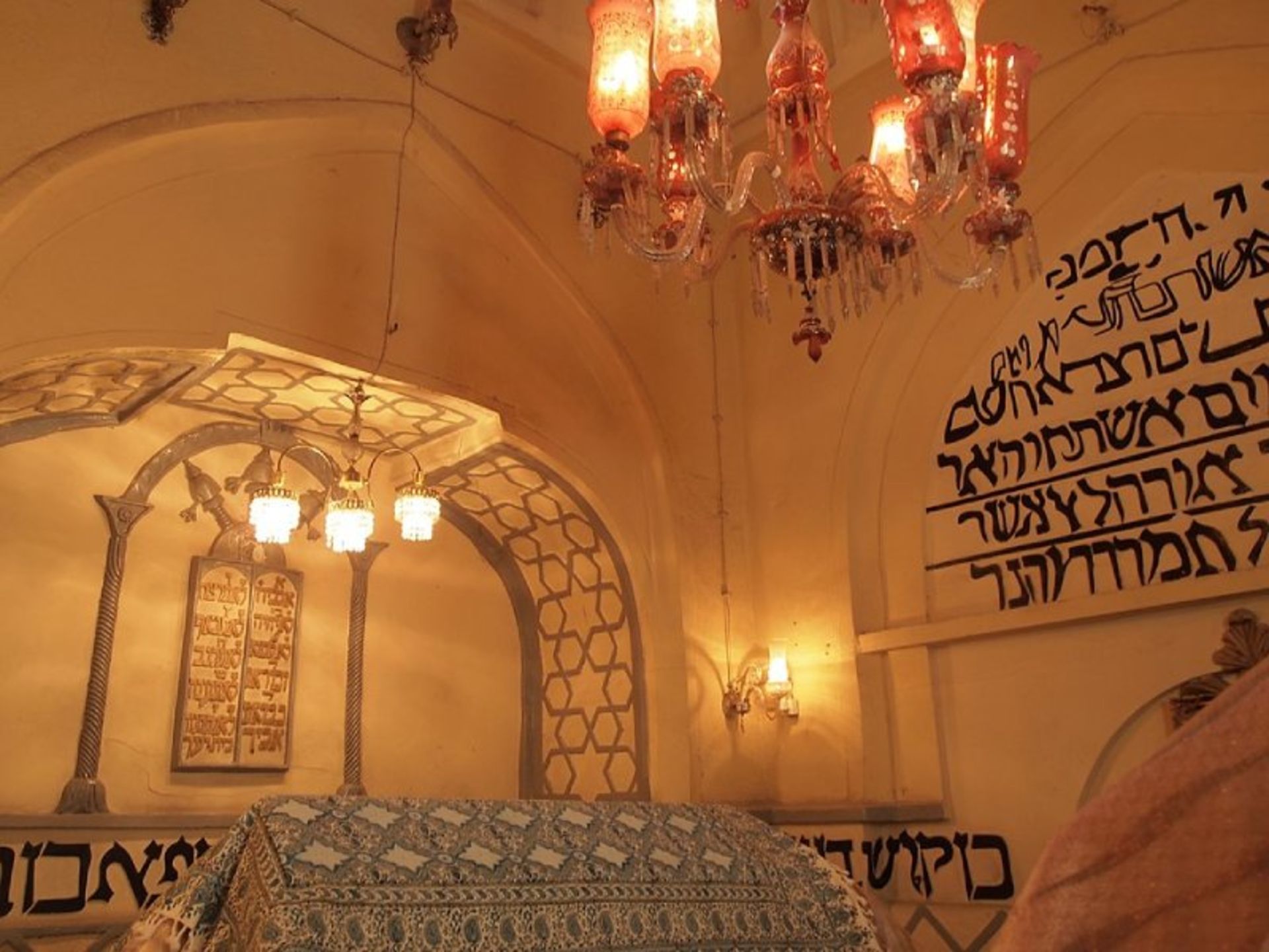 فضای داخلی آرامگاه استر و مردخای