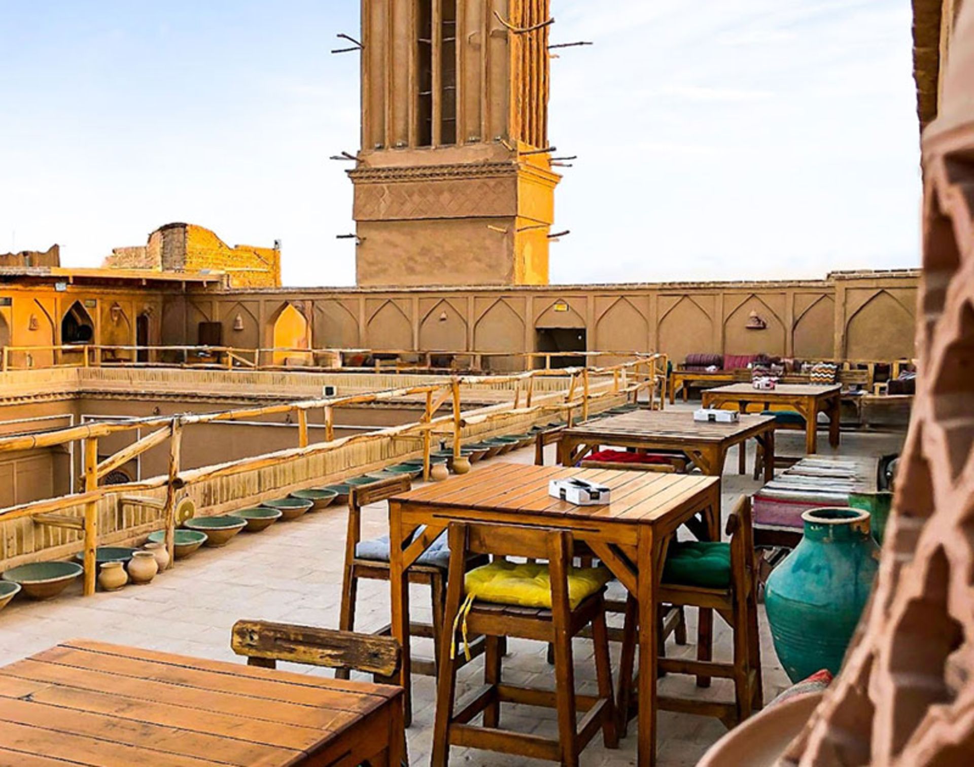 دکوراسیون سنتی کافه ناردون یزد