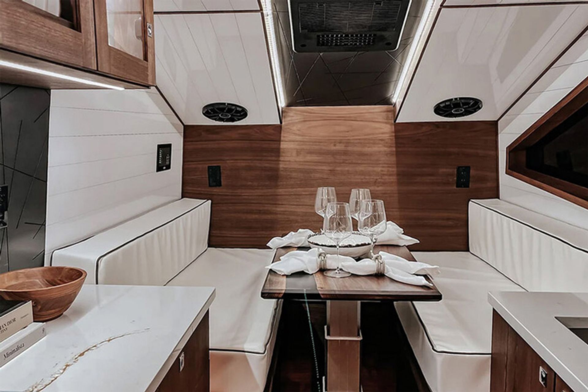 فضای ناهارخوری کمپر آسندر