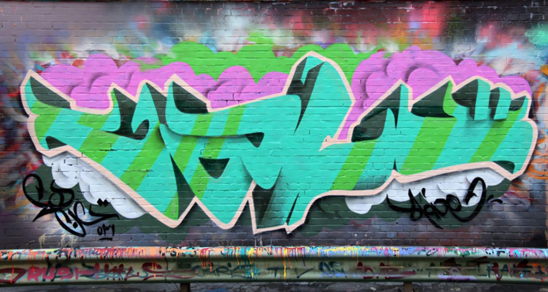 گرافیتی آبی و صورتی در تهران