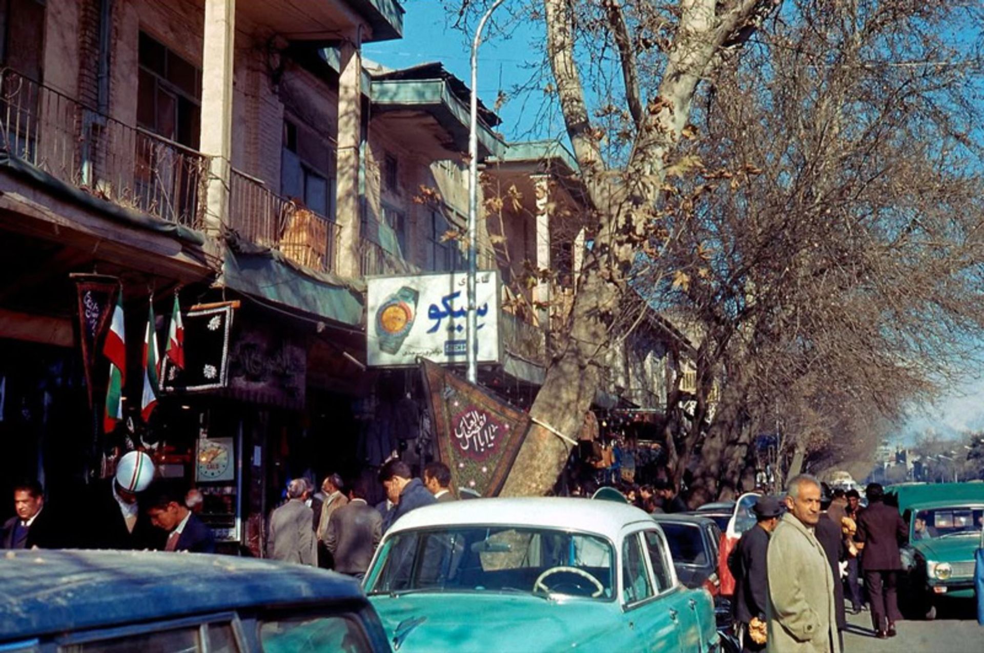سفر به تهران قدیم؛ خیابان ناصرخسرو، مردم شهر و خودروهای عتیقه! 3 عکس تاریخی خیابان ناصرخسرو