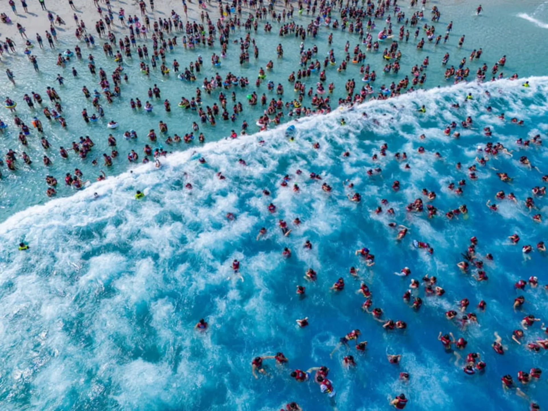 تصاویر منتخب هفته؛ قابهایی از جنگ، زندگی و امید 14 گردشگران در پارک آبی در چین