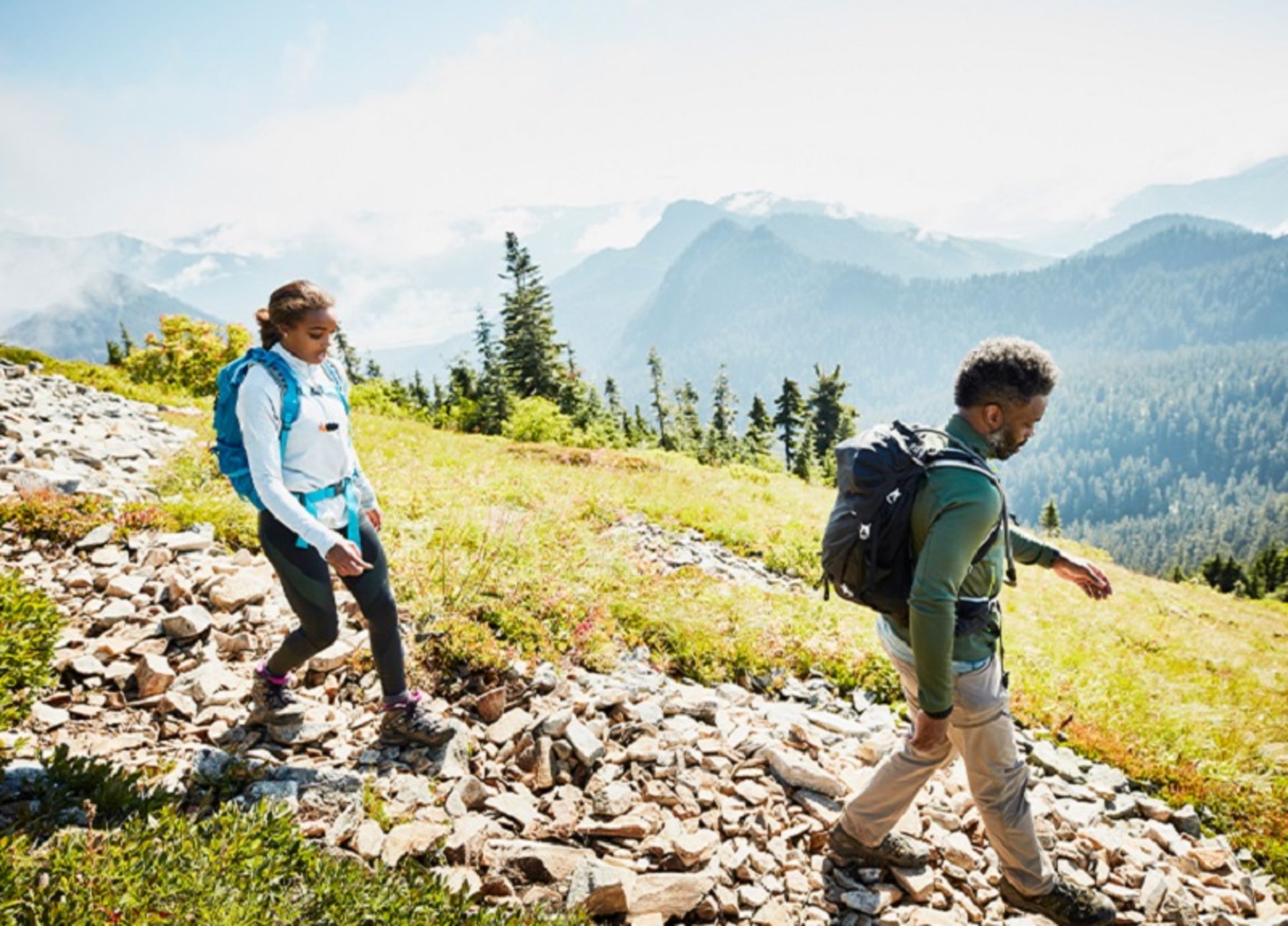 کوهپیمایی دو نفره در فصل بهار
