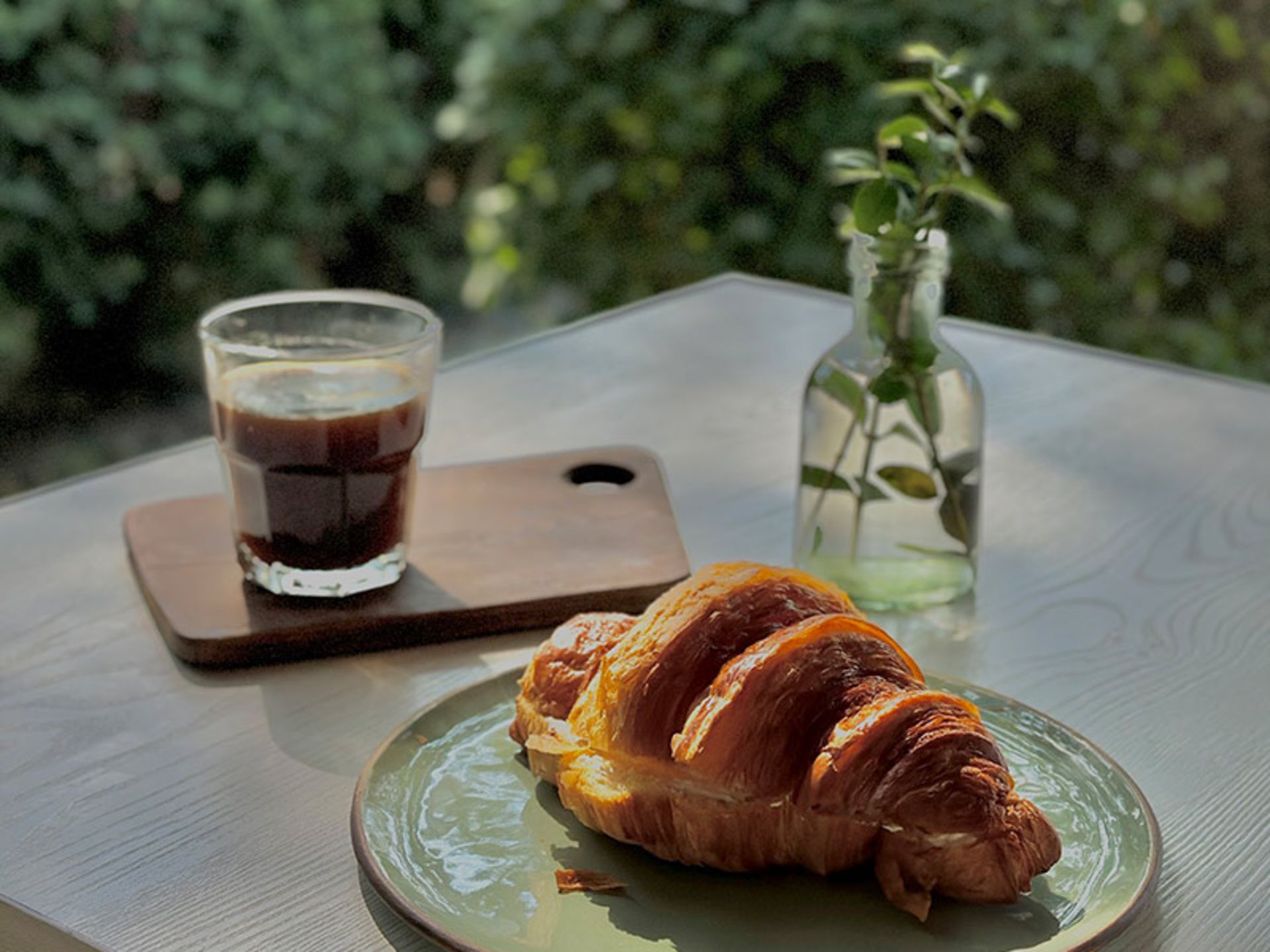 قهوه و کروسان در کافه کتاب هومورو