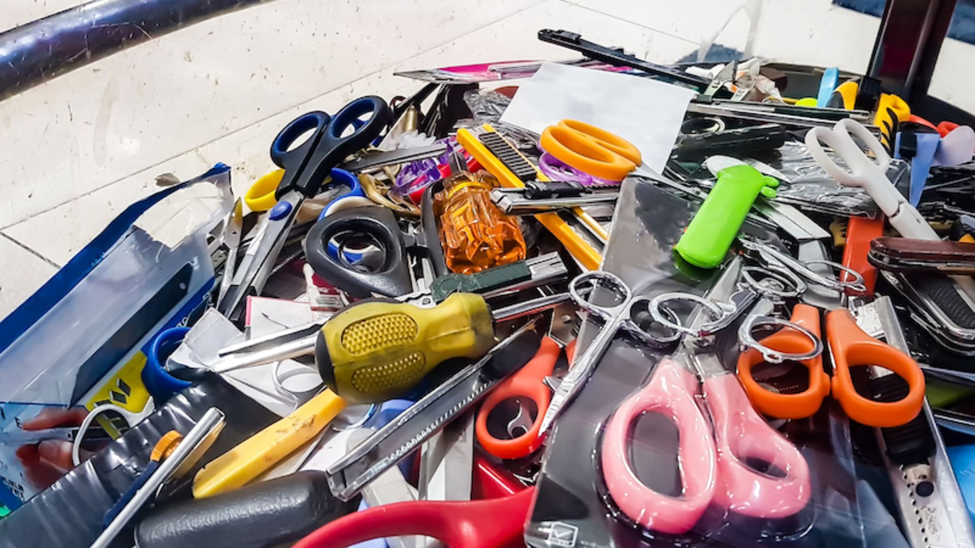 اشیا نوک تیز غیر مجاز در پرواز