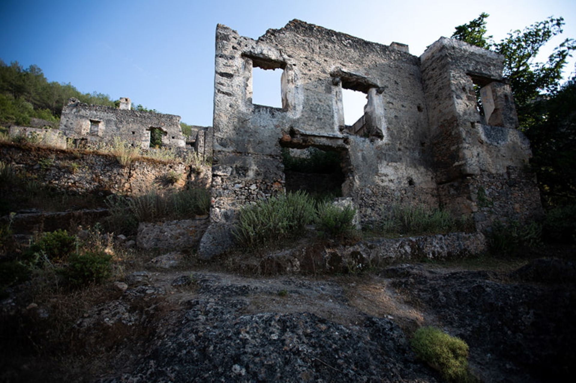 بقایای ساختمان سنگی متروکه در کایاکوی