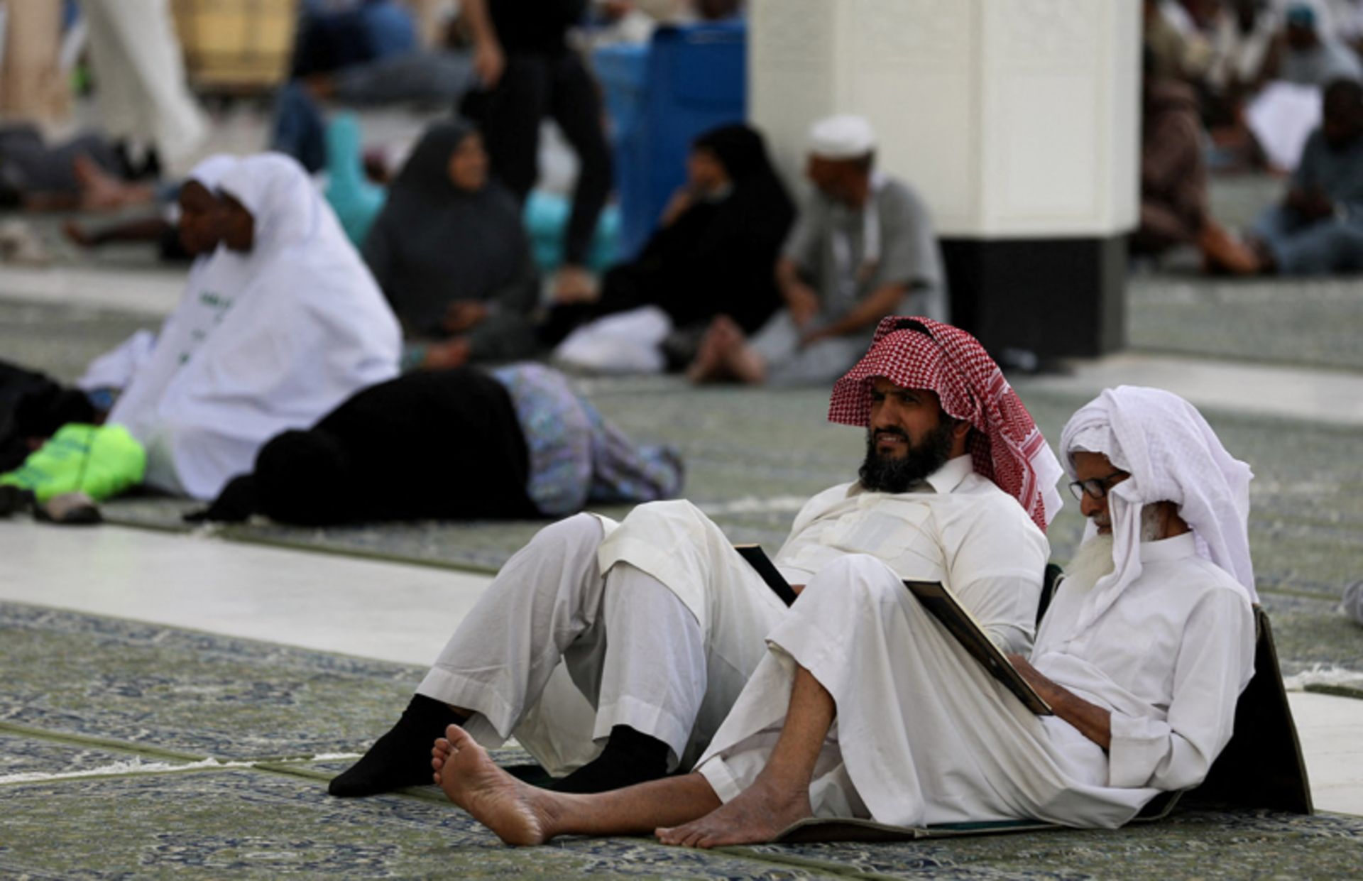 استراحت زائران در مسجدالحرام 