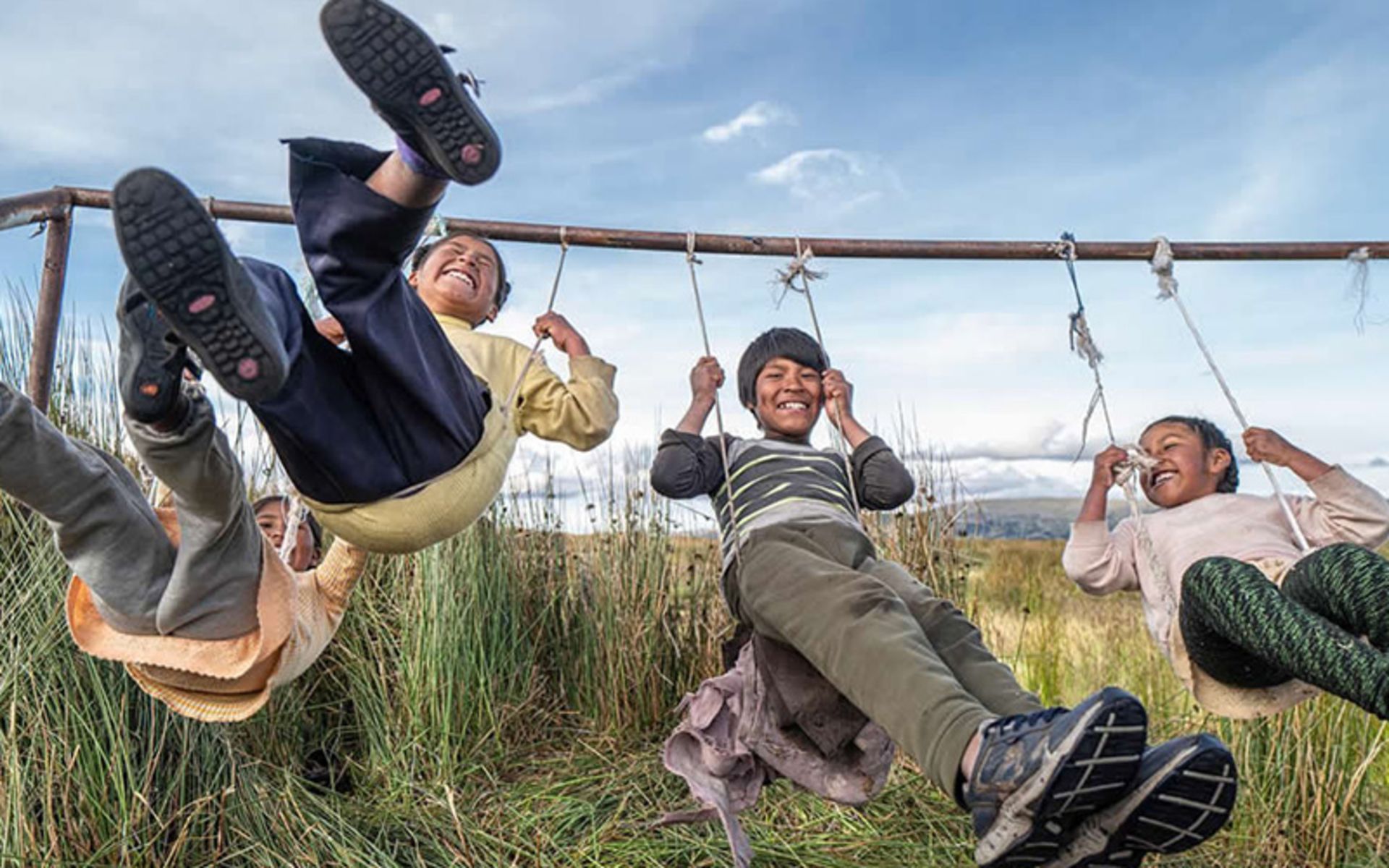 تاب بازی بچه ها در طبیعت