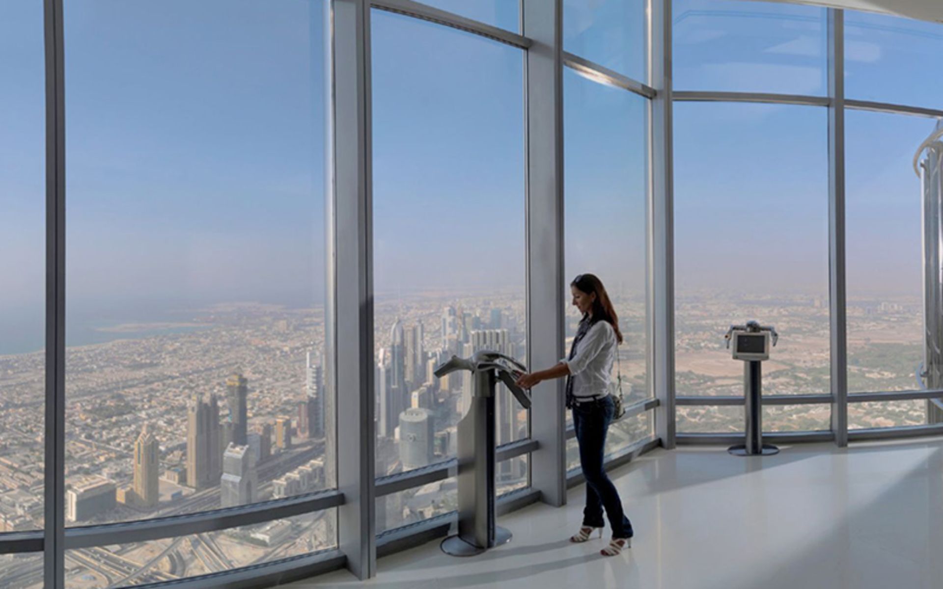 زن گردشگر در سکوی مشاهده برج خلیفه