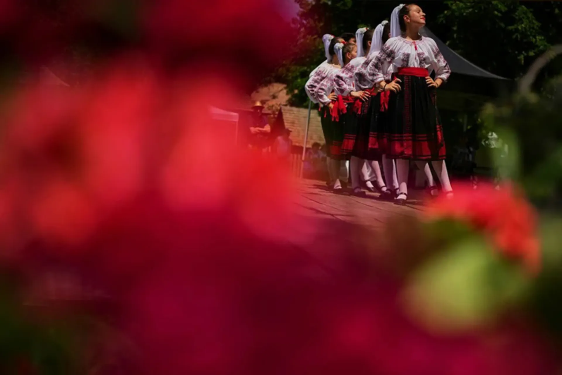 تصاویر منتخب هفته؛ قابهایی از جنگ، زندگی و امید 17 دختران با لباس سنتی در مراسم سنتی انقلاب تابستانی در رومانی