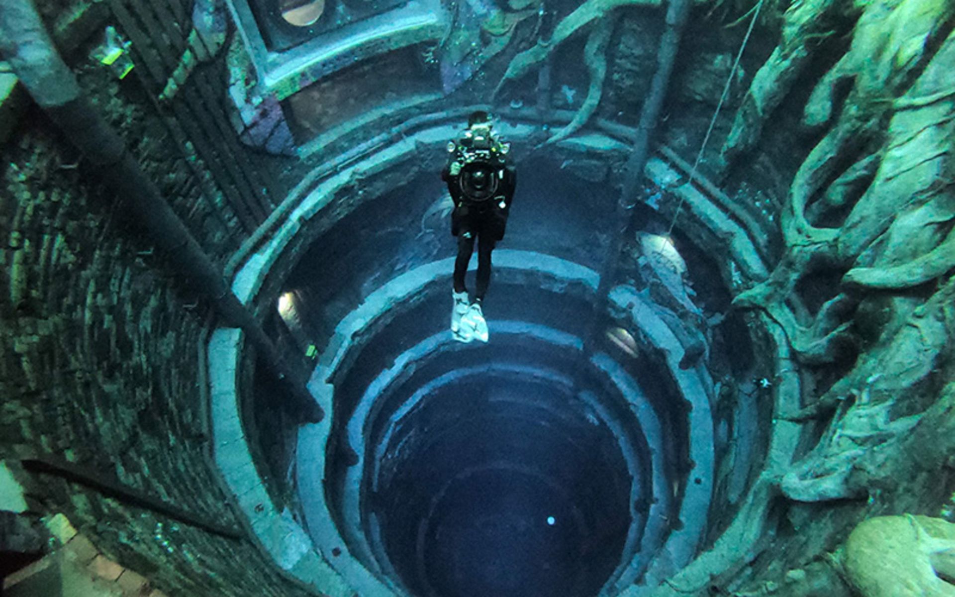 زن گردشگر در تونل دیپ دایو دبی