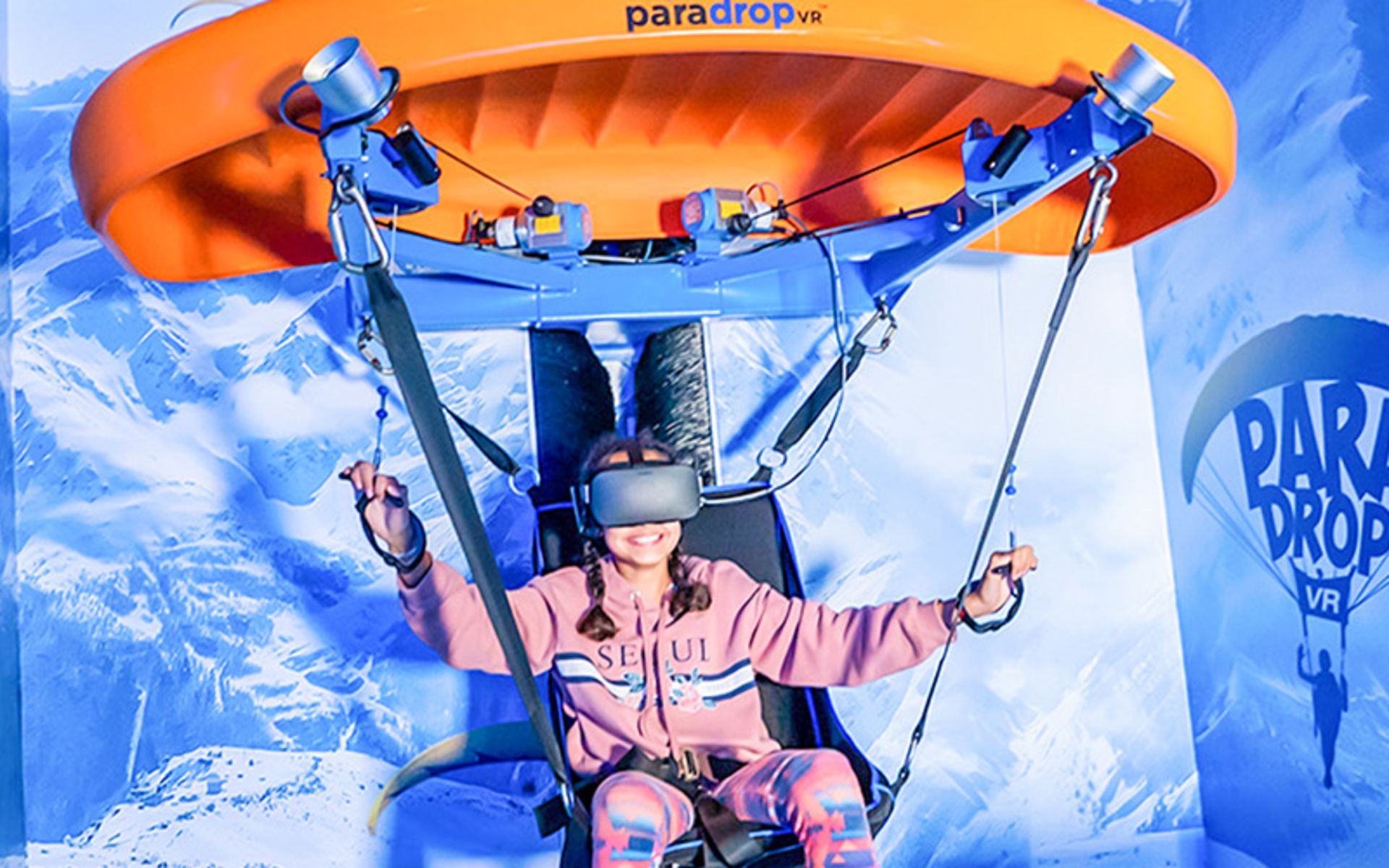 دختربچه مشغول بازی در واقعیت مجازی دبی مال