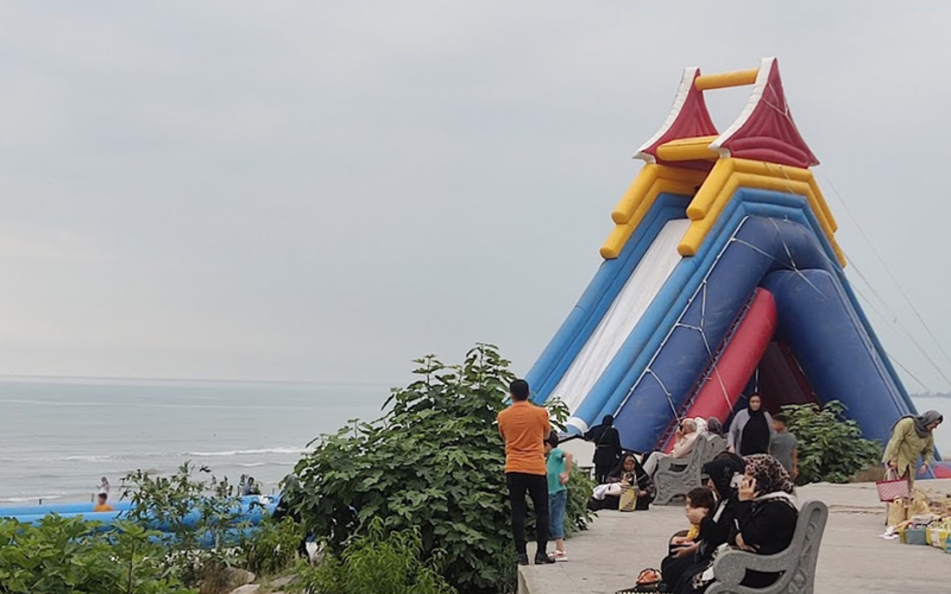 سرسره بادی در ساحل رادیو دریا چالوس