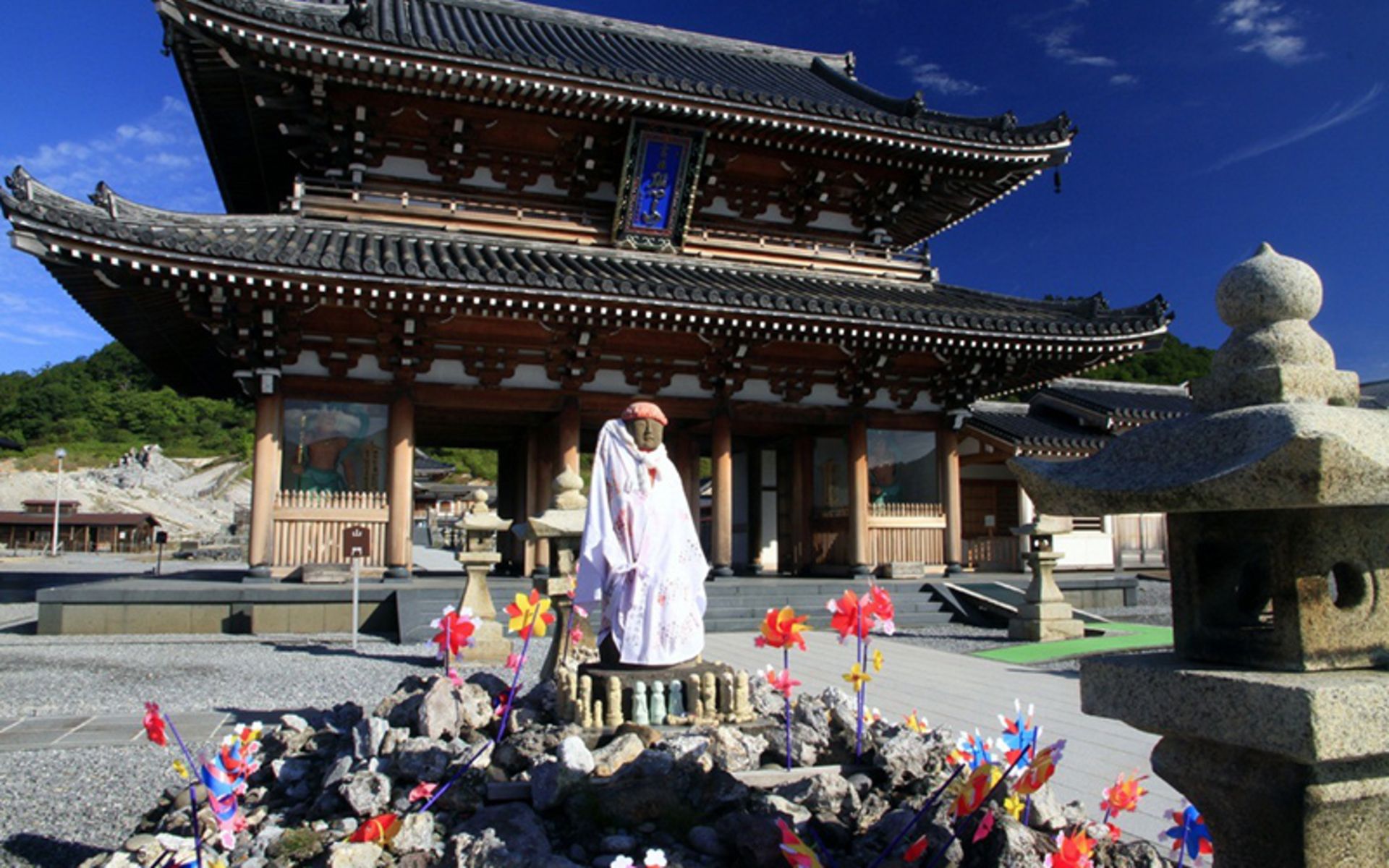 آشنایی با زیباترین معابد ژاپن؛ مکانهای مقدس با معماری حیرتانگیز 5 ماکت خونی و هدایای معبد بوداییجی