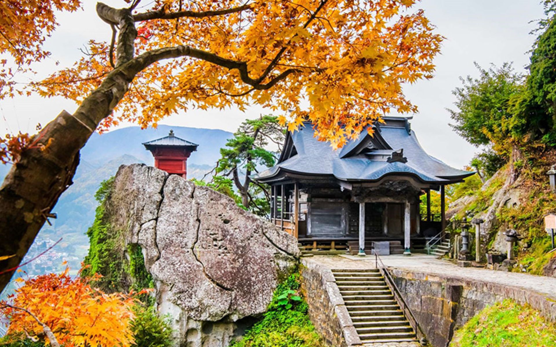 طبیعت پاییزی معبد یامادرا در کوهستان