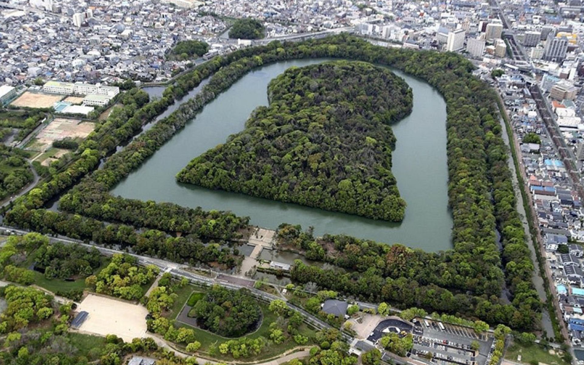 دریاچه و محوطه های سرسبز مقبره‌های موزو