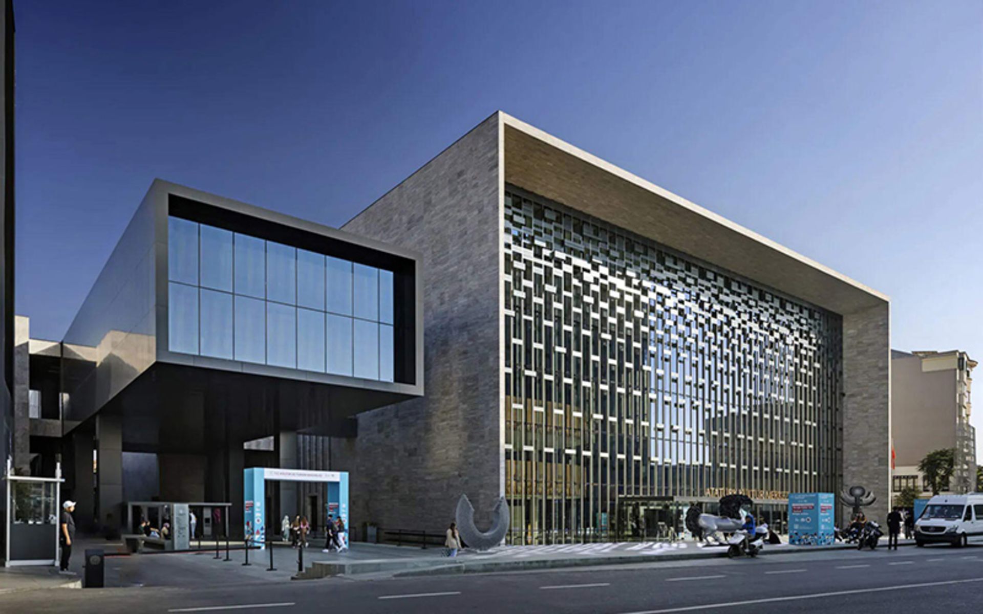 ورودی ساختمان مرکز فرهنگی آتاتورک