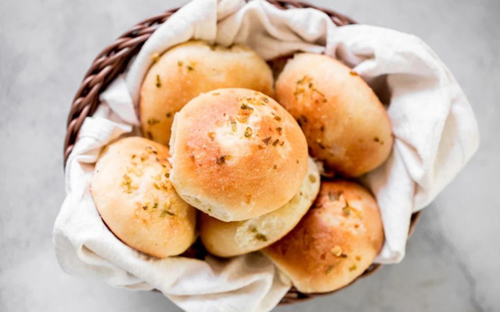 نان لقمه ای خانگی در سبد