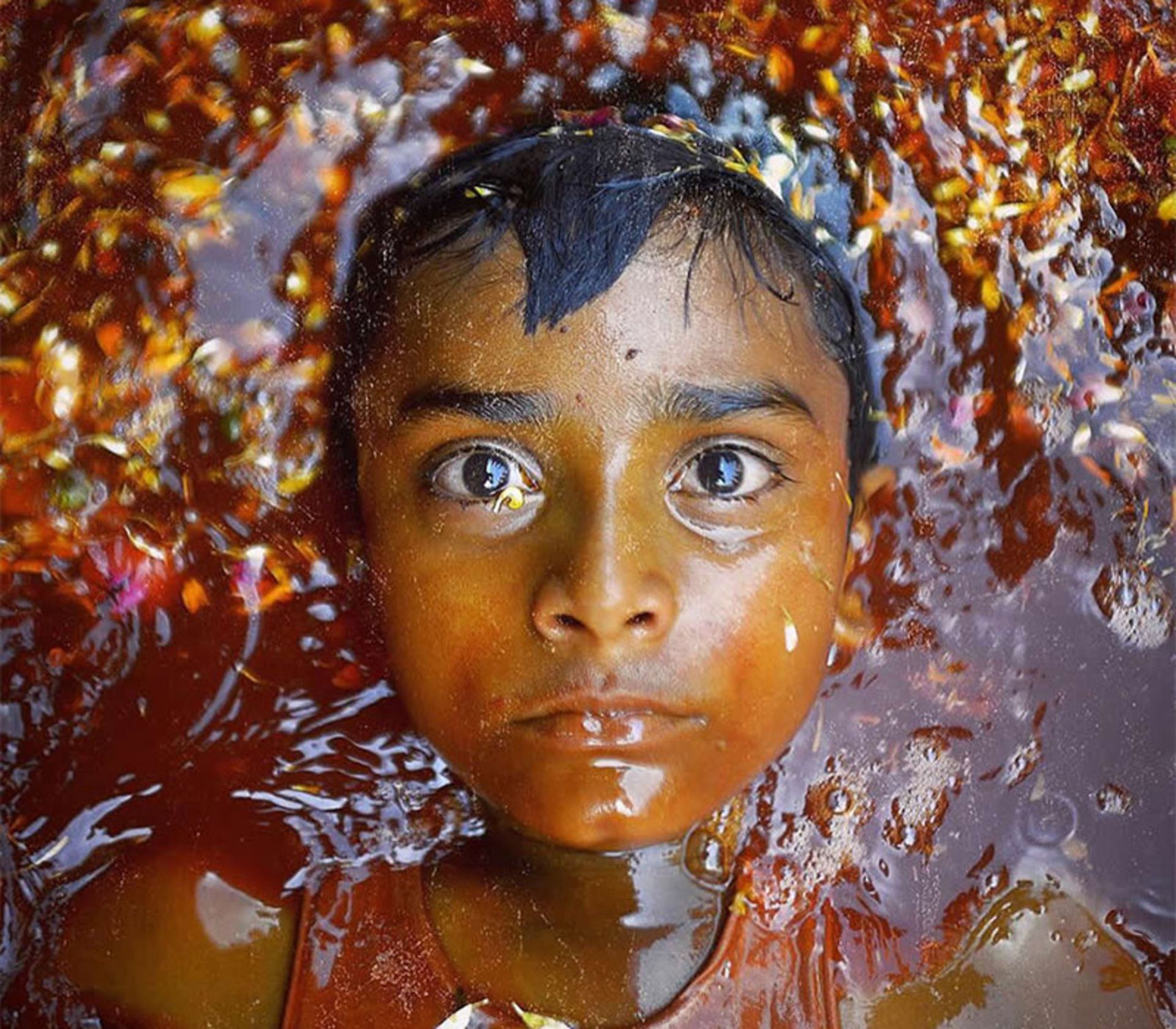 پرتره پسربچه در زیر آب