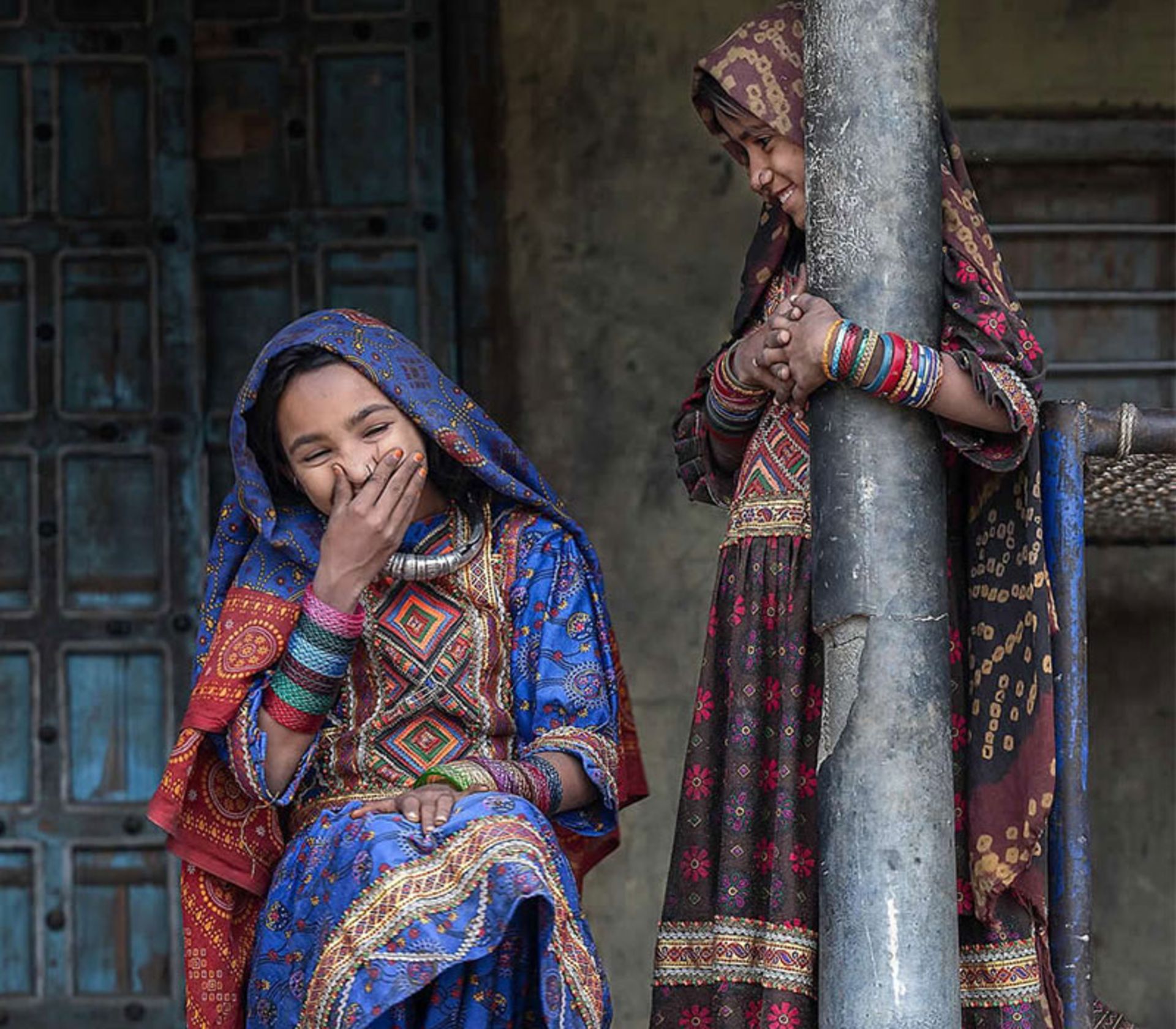 دخترهای خندان با لباس محلی