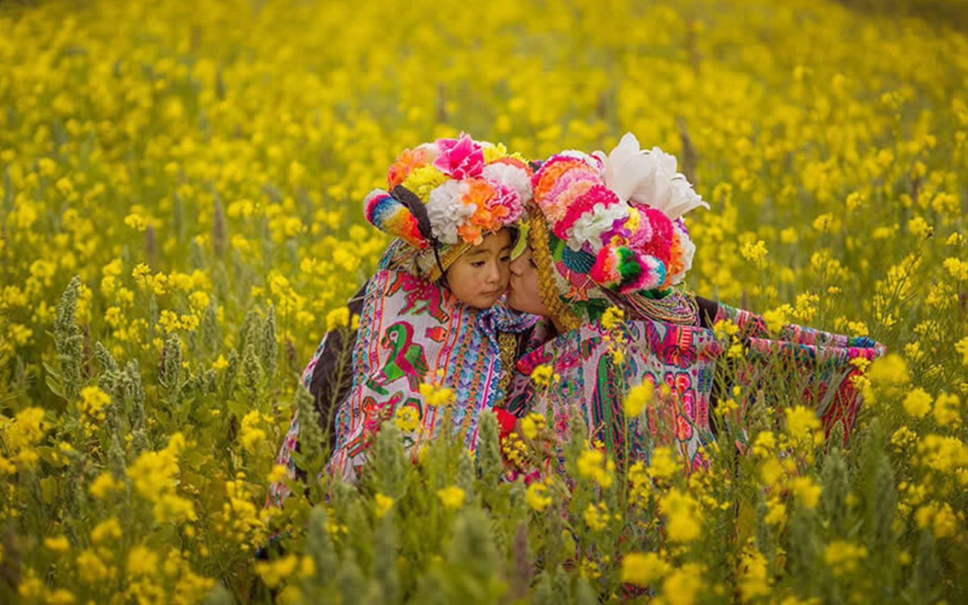 بوسه مادر بر صورت دختر